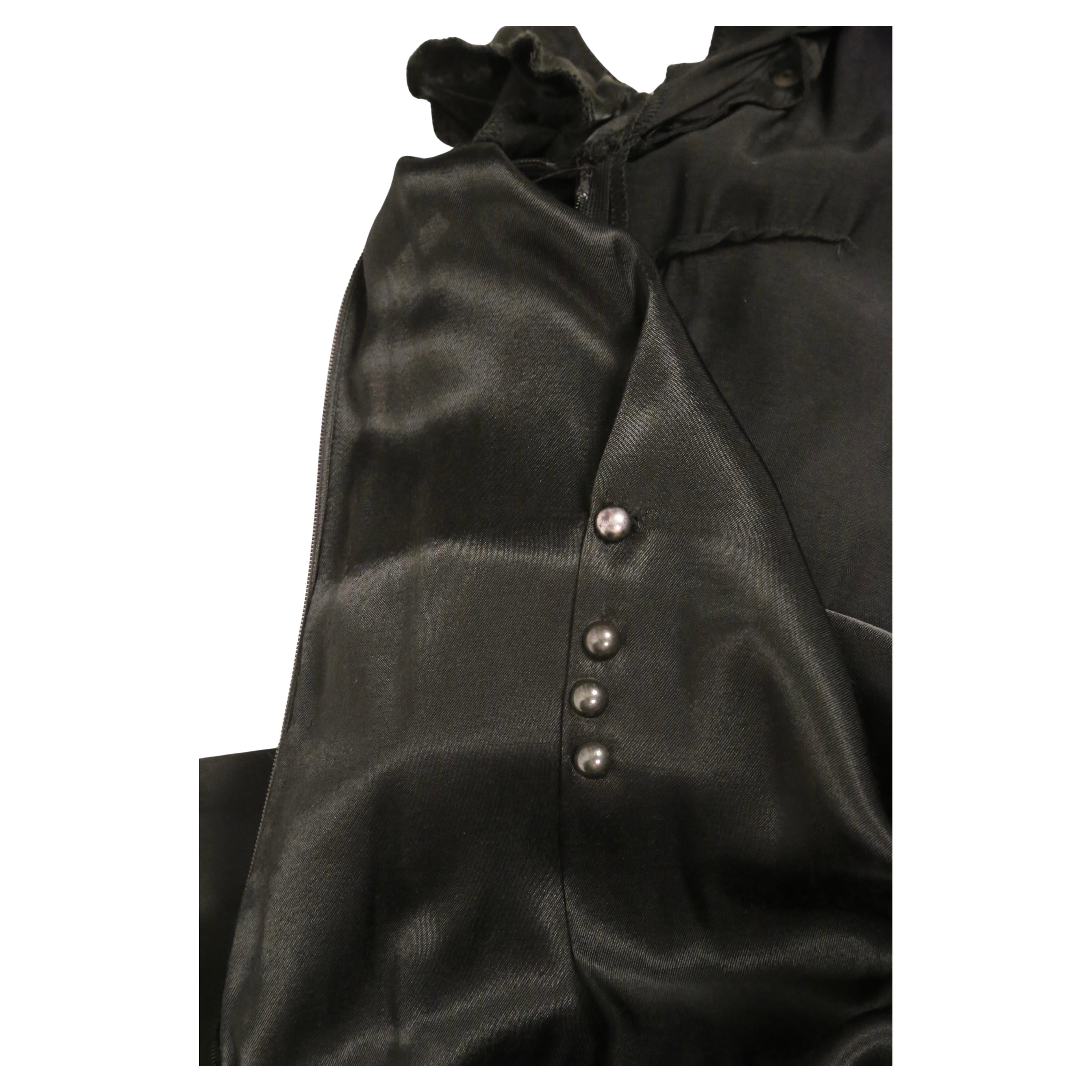 2006 MARTIN MARGIELA RUNWAY Robe noire 'upholstery tacks' pour le défilé en vente 8