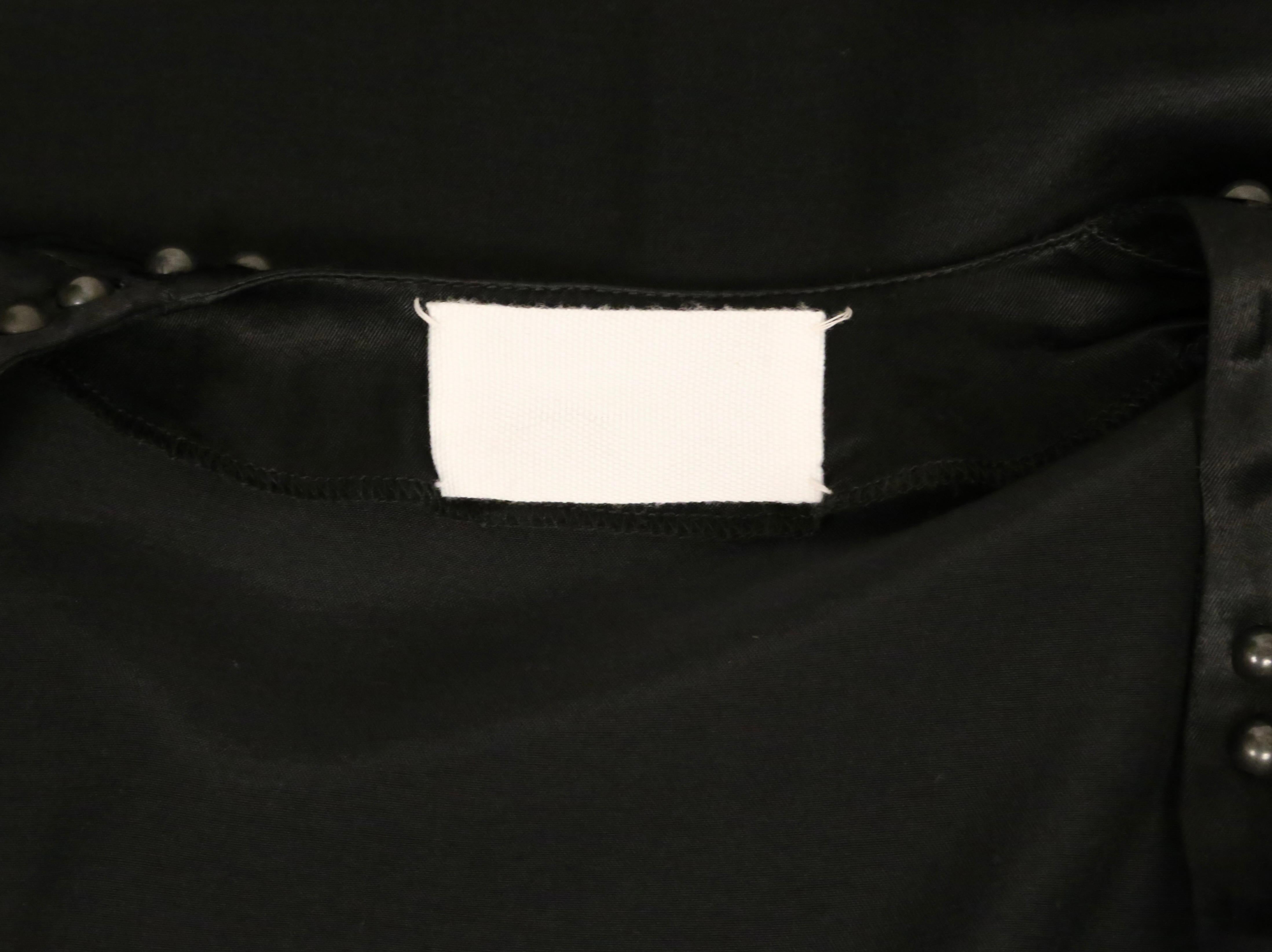 2006 MARTIN MARGIELA RUNWAY Robe noire 'upholstery tacks' pour le défilé en vente 9