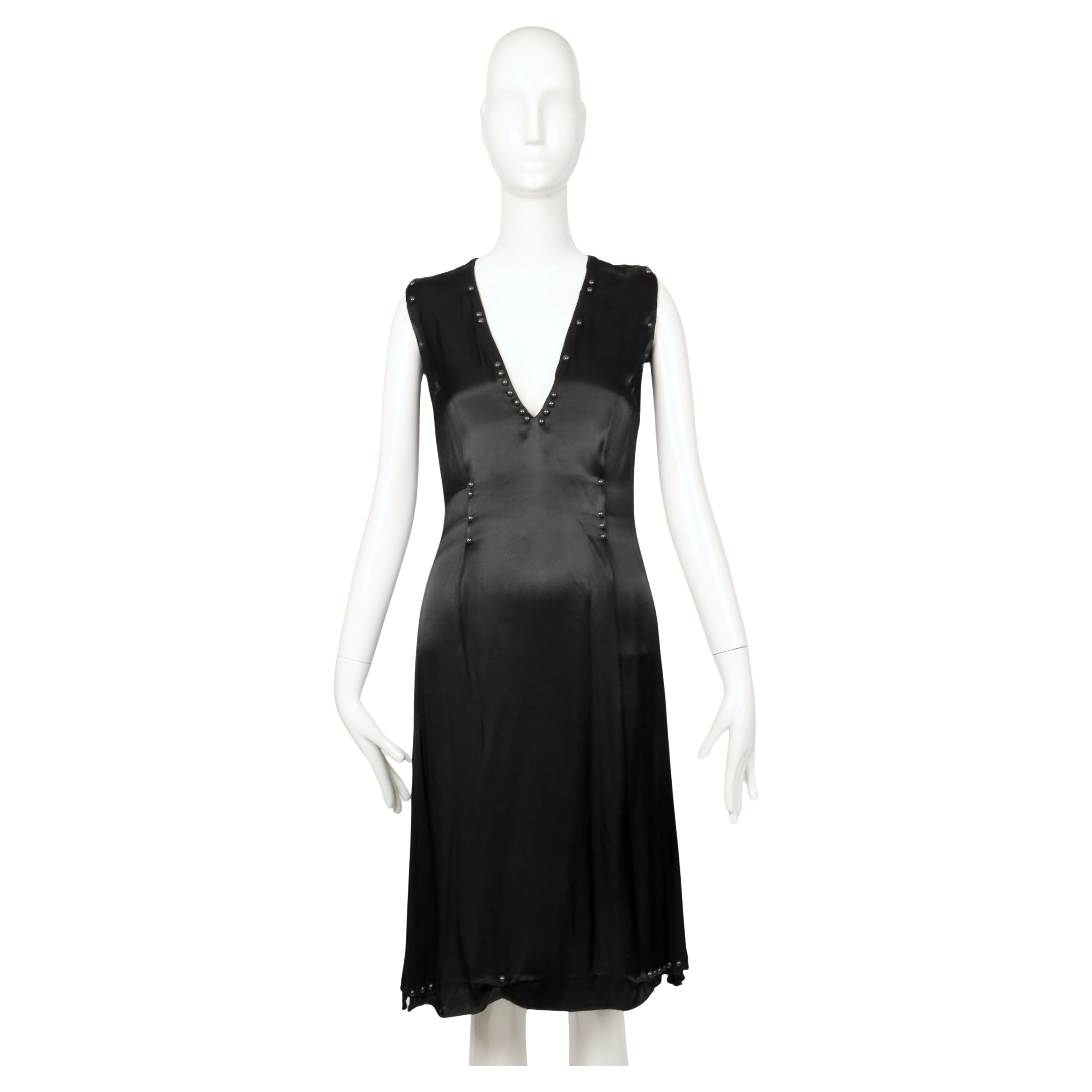 Il s'agit d'une robe en satin noir de la collection Printemps 2006 de Maison Martin Margiela, connue sous le nom de robe 