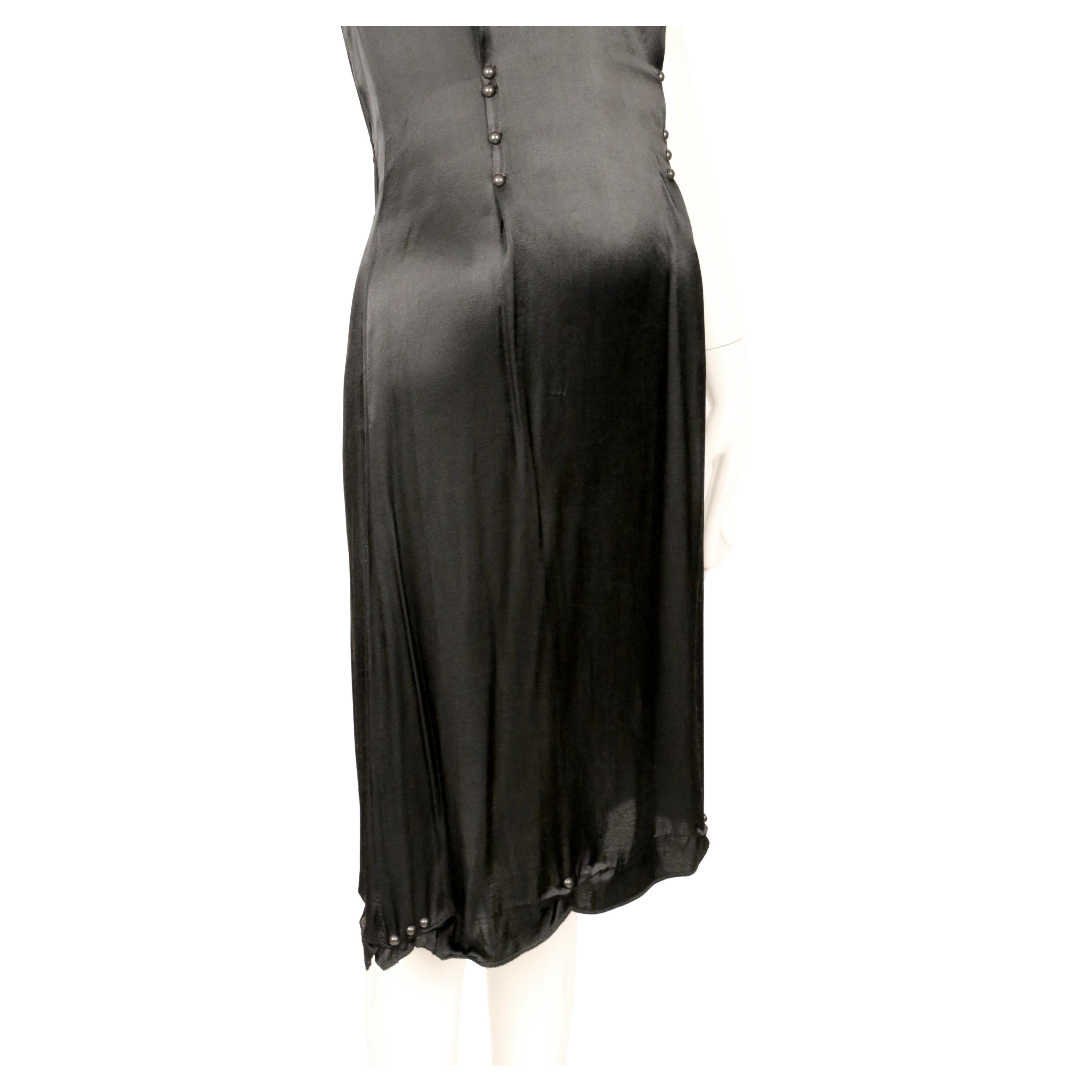 2006 MARTIN MARGIELA RUNWAY Robe noire 'upholstery tacks' pour le défilé Pour femmes en vente