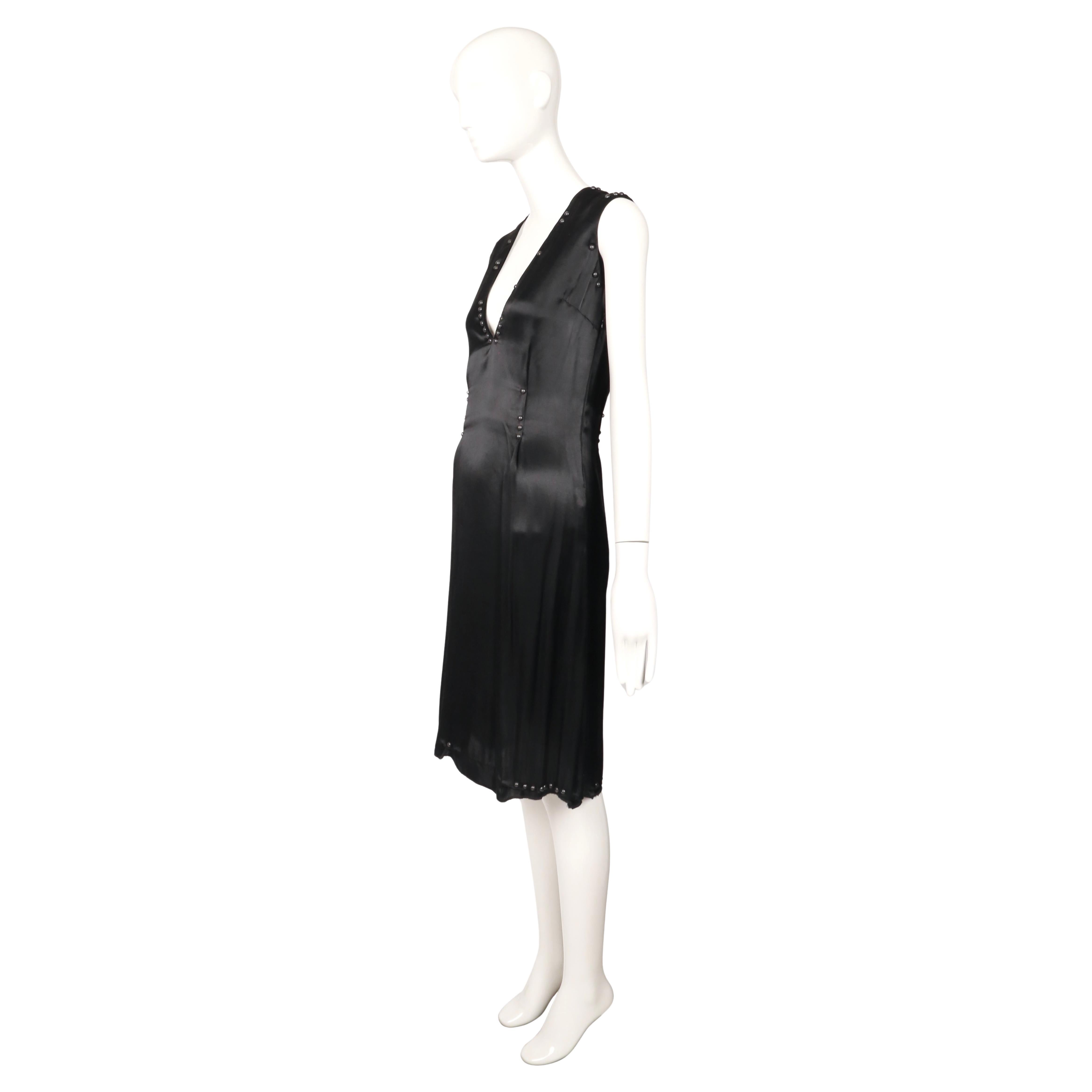 2006 MARTIN MARGIELA RUNWAY Robe noire 'upholstery tacks' pour le défilé en vente 3