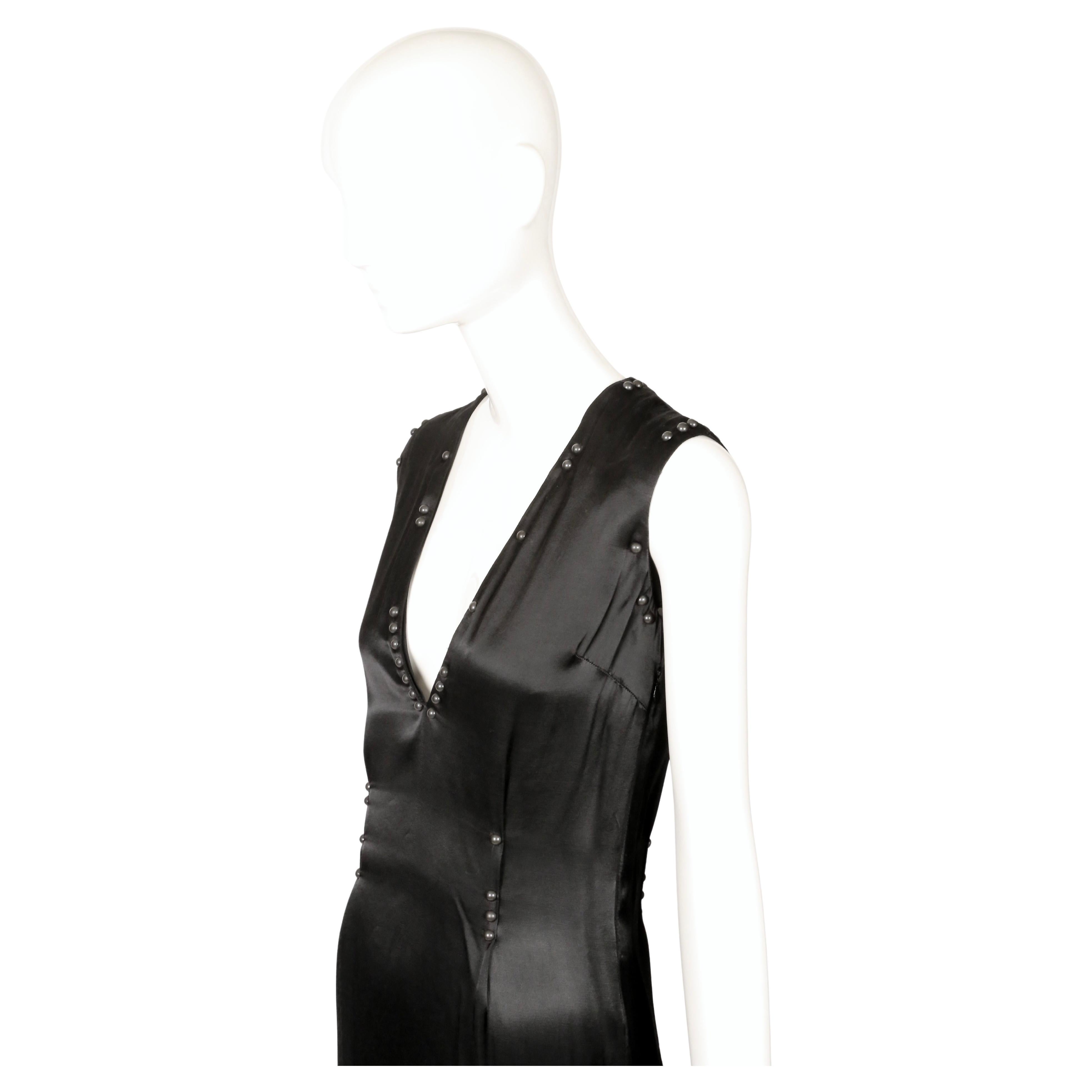 2006 MARTIN MARGIELA RUNWAY Robe noire 'upholstery tacks' pour le défilé en vente 4