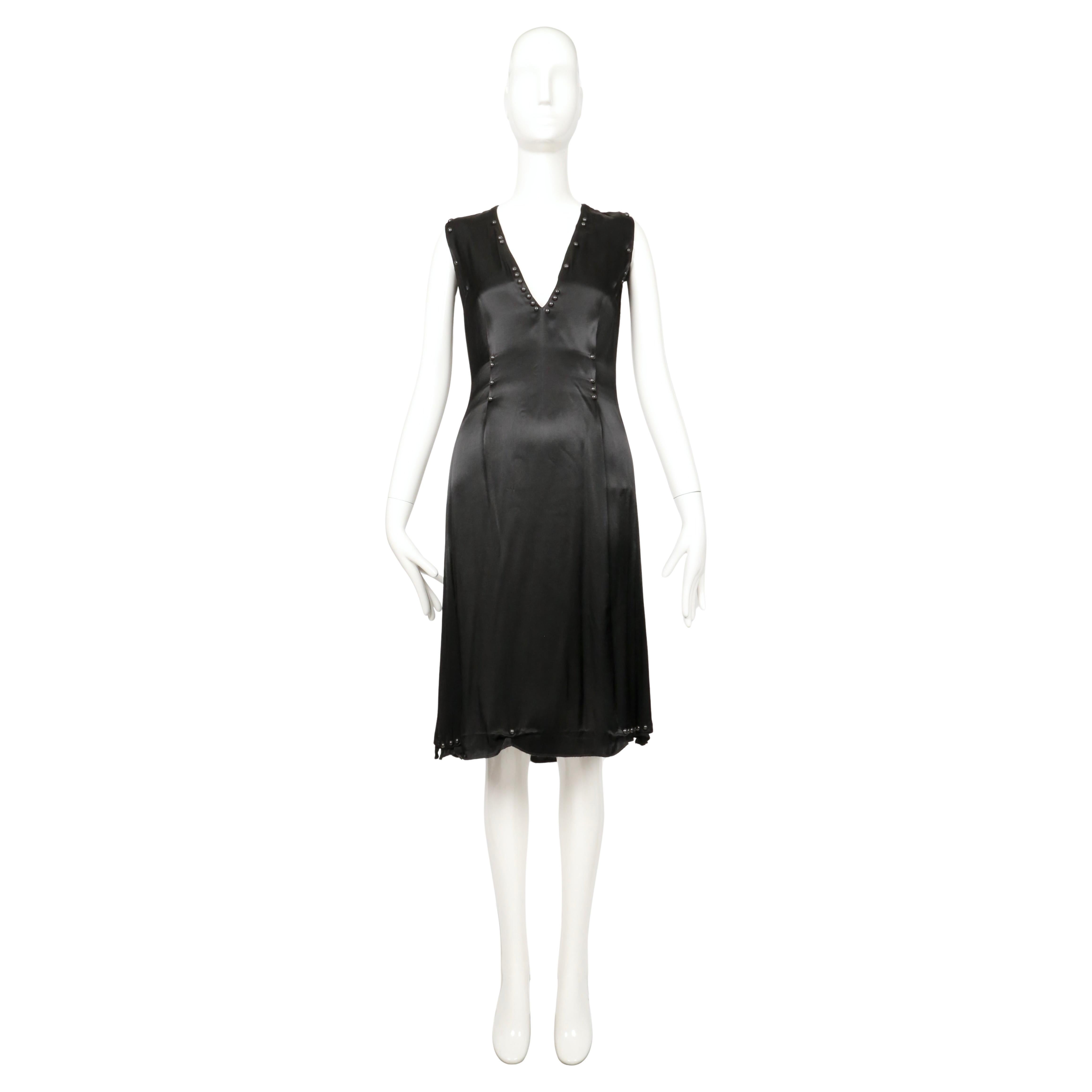 2006 MARTIN MARGIELA RUNWAY Robe noire 'upholstery tacks' pour le défilé