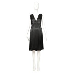 2006 MARTIN MARGIELA RUNWAY Robe noire 'upholstery tacks' pour le défilé