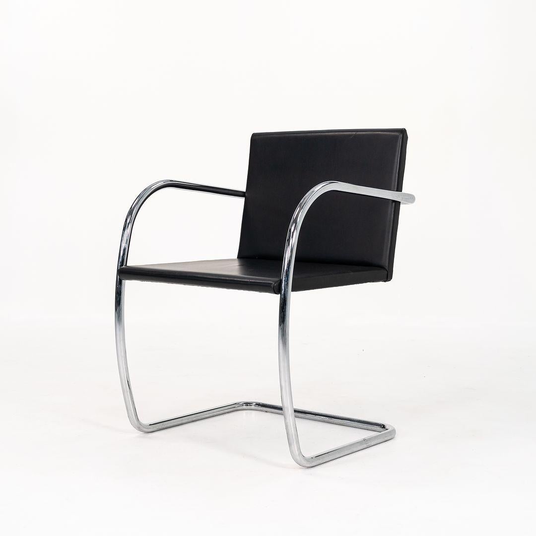 Questa è una sedia da pranzo Brno, modello 245A, originariamente progettata da Mies van der Rohe nel 1929. Questo particolare esemplare è stato prodotto nel 2006 da Knoll. Il prezzo indicato comprende una sedia, ma sono disponibili 4 sedie da