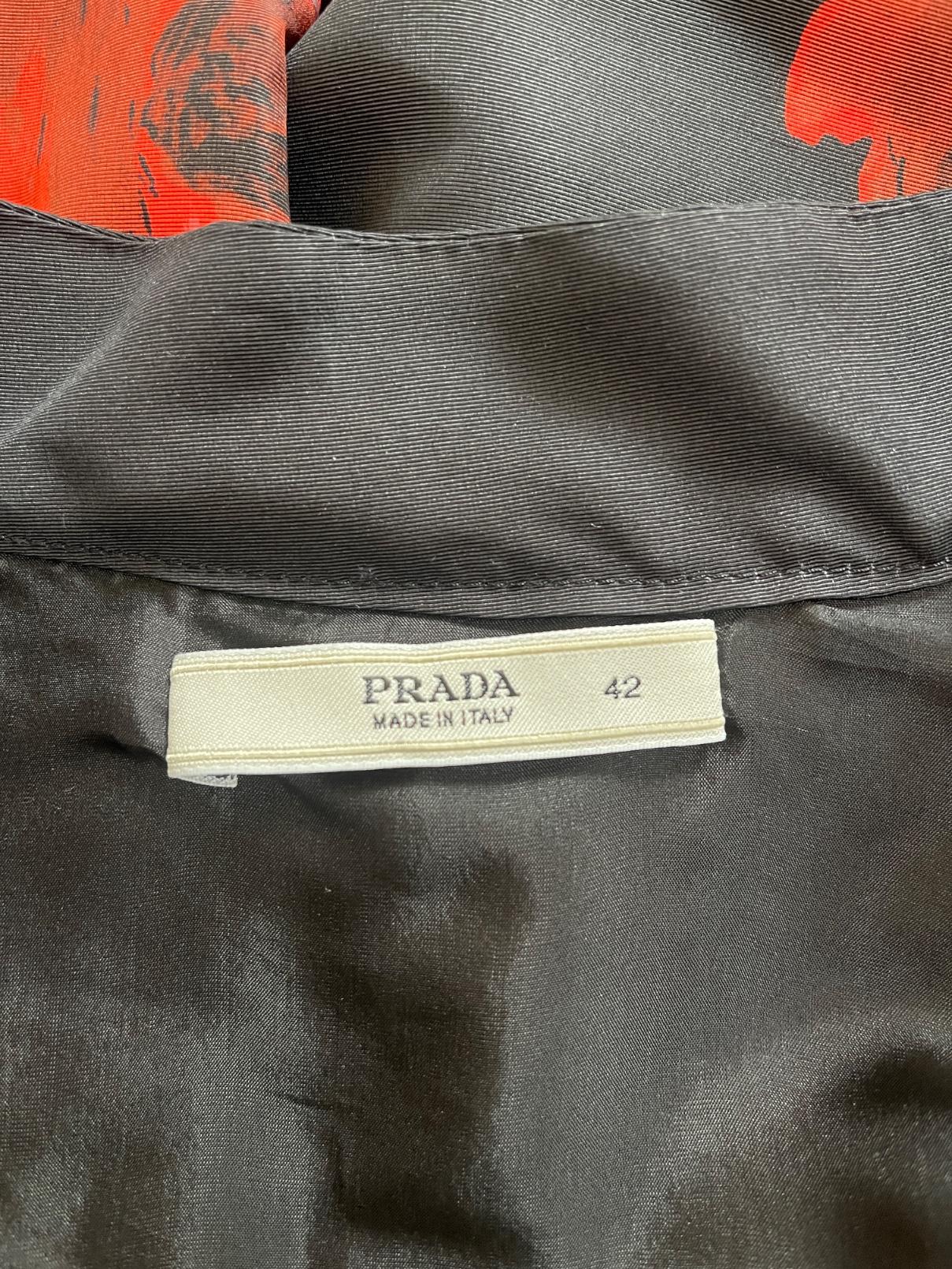2006 Prada Laufsteg Dokumentiertes Kleid aus schwarzer Seide und rotem Rosendruck im Zustand „Hervorragend“ im Angebot in London, GB