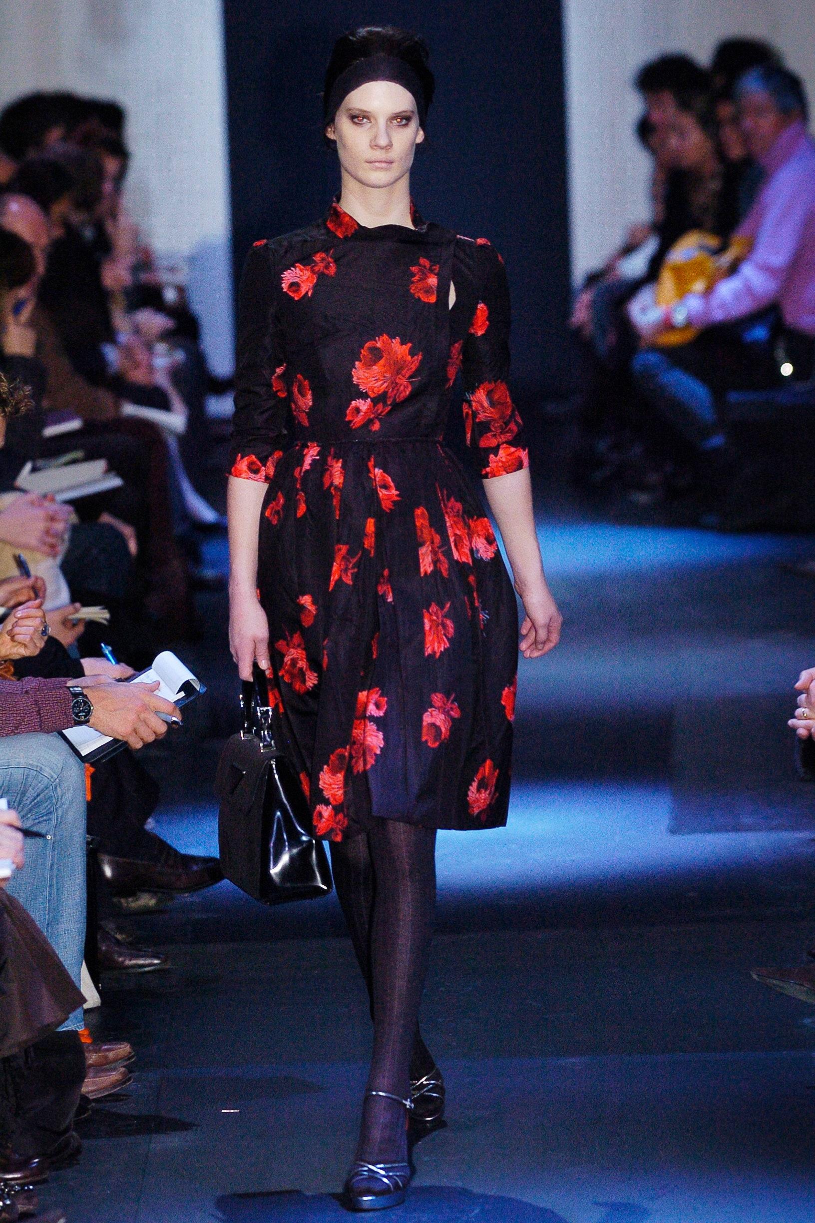 2006 Prada Laufsteg Dokumentiertes Kleid aus schwarzer Seide und rotem Rosendruck Damen im Angebot