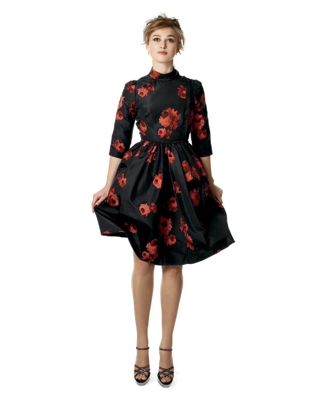 2006 Prada Laufsteg Dokumentiertes Kleid aus schwarzer Seide und rotem Rosendruck im Angebot 3