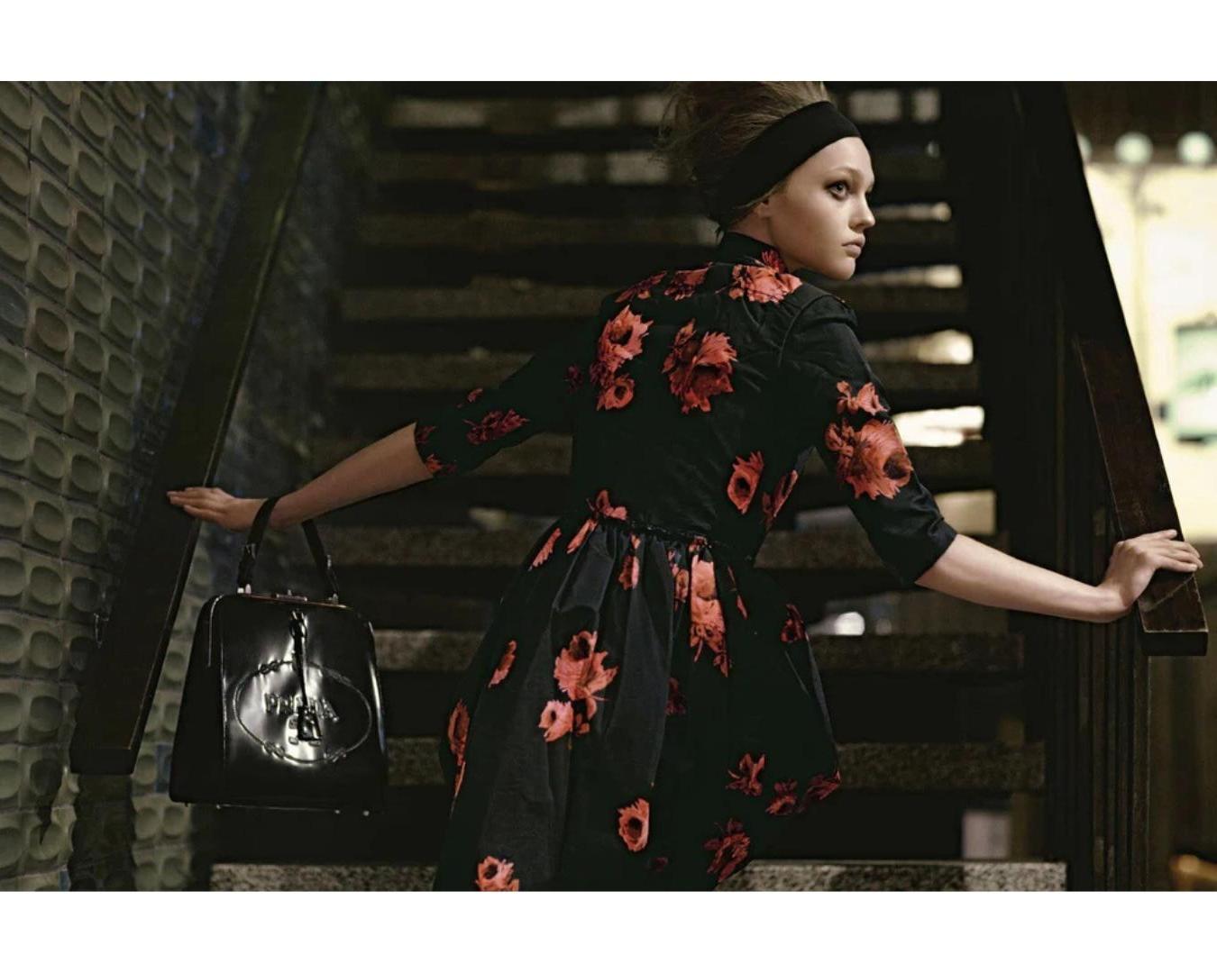 2006 Prada Laufsteg Dokumentiertes Kleid aus schwarzer Seide und rotem Rosendruck im Angebot 4