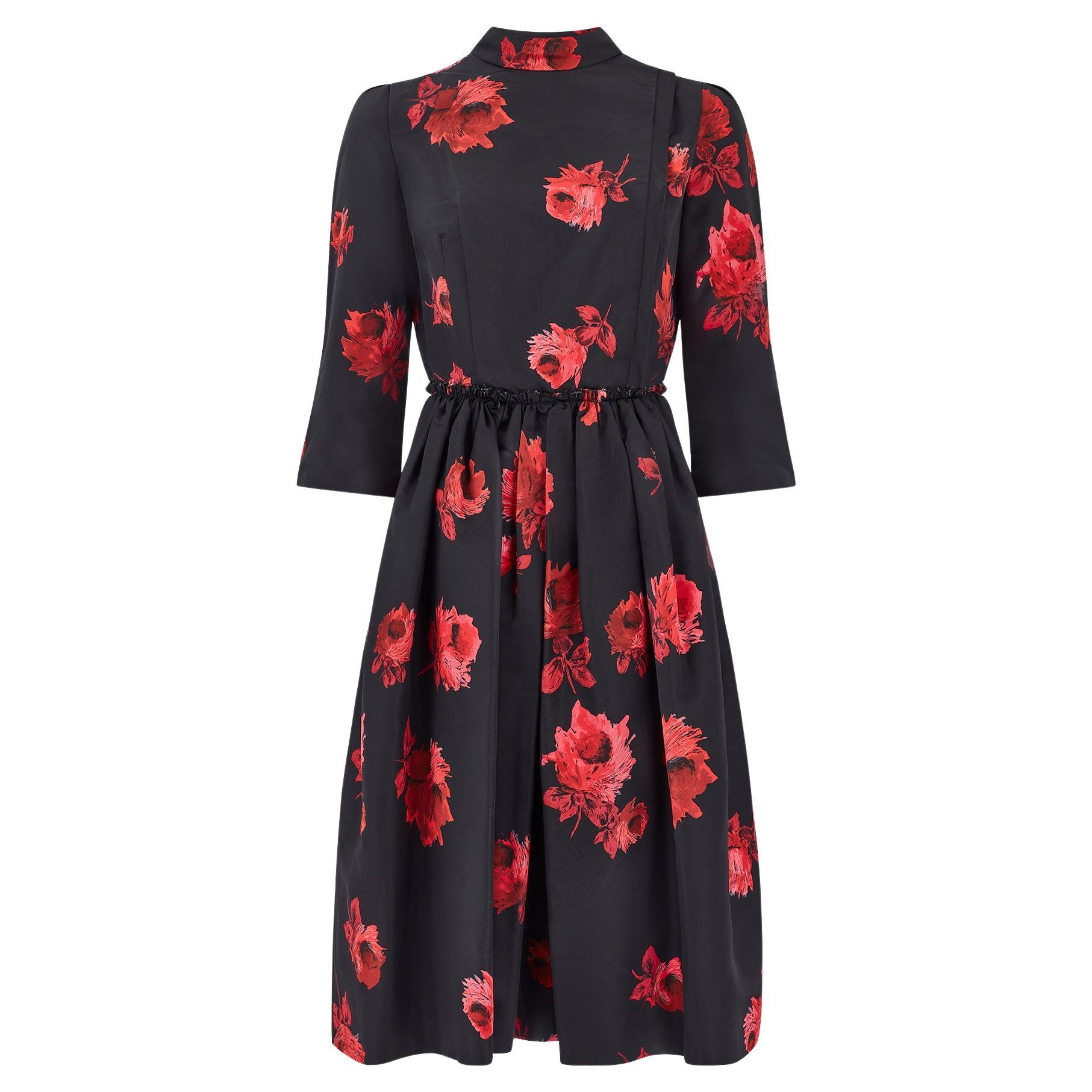 2006 Prada Laufsteg Dokumentiertes Kleid aus schwarzer Seide und rotem Rosendruck im Angebot