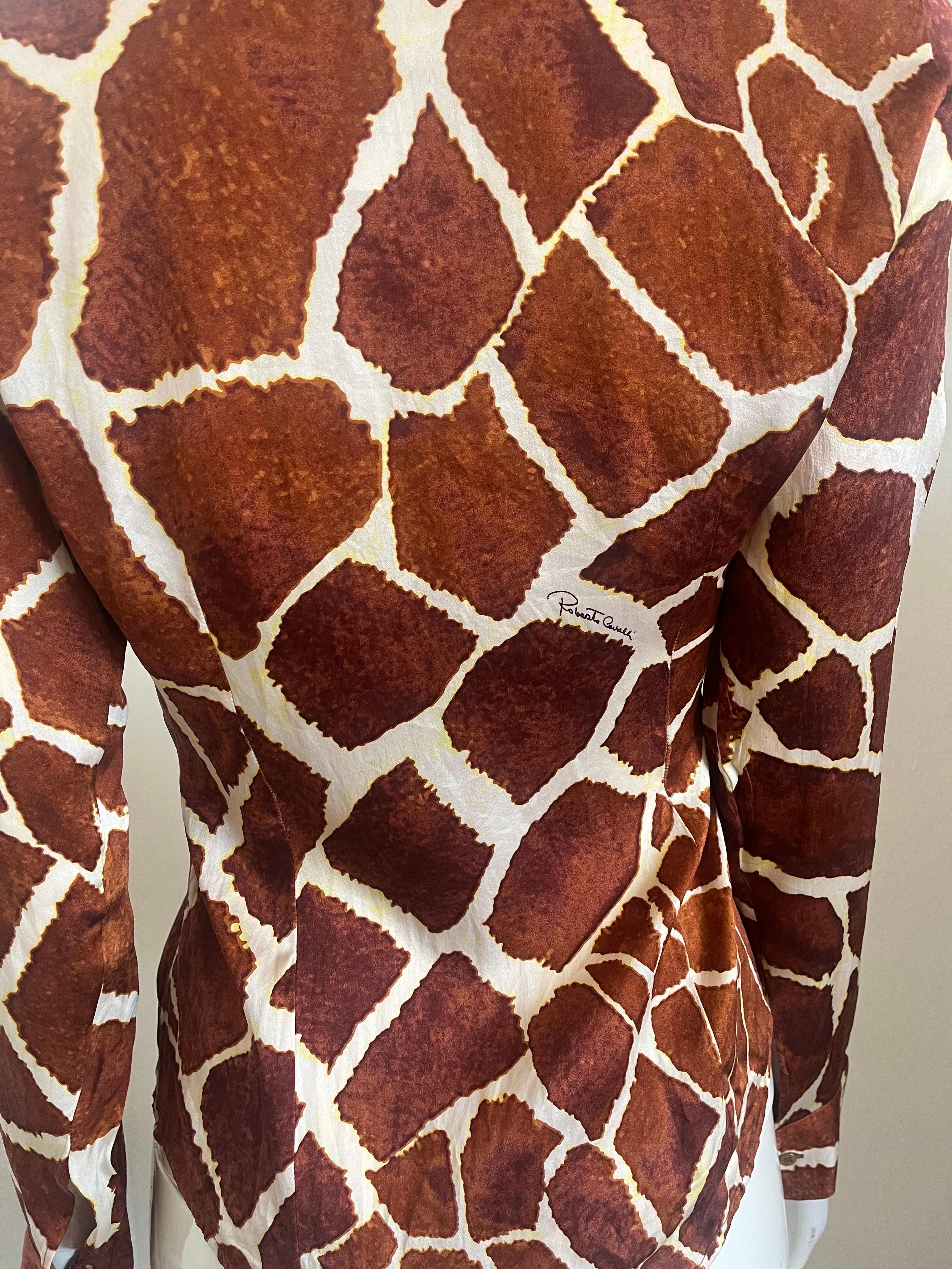 Chemisier en soie girafe Roberto Cavalli Y2K 2006 Bon état - En vente à Miami, FL