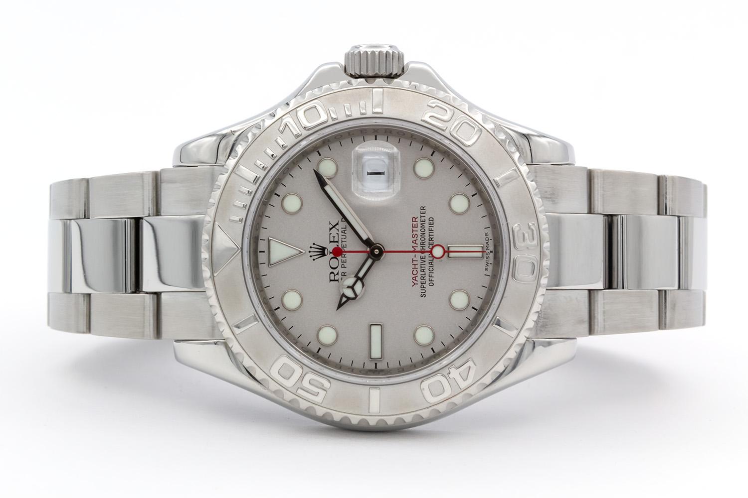 Siamo orgogliosi di offrire questo classico e raffinato Rolex Oyster Perpetual Yacht-Master 16622 del 2006, un'aggiunta senza tempo a qualsiasi collezione di orologi di pregio. Realizzato in acciaio inossidabile con lunetta time-lapse in platino e