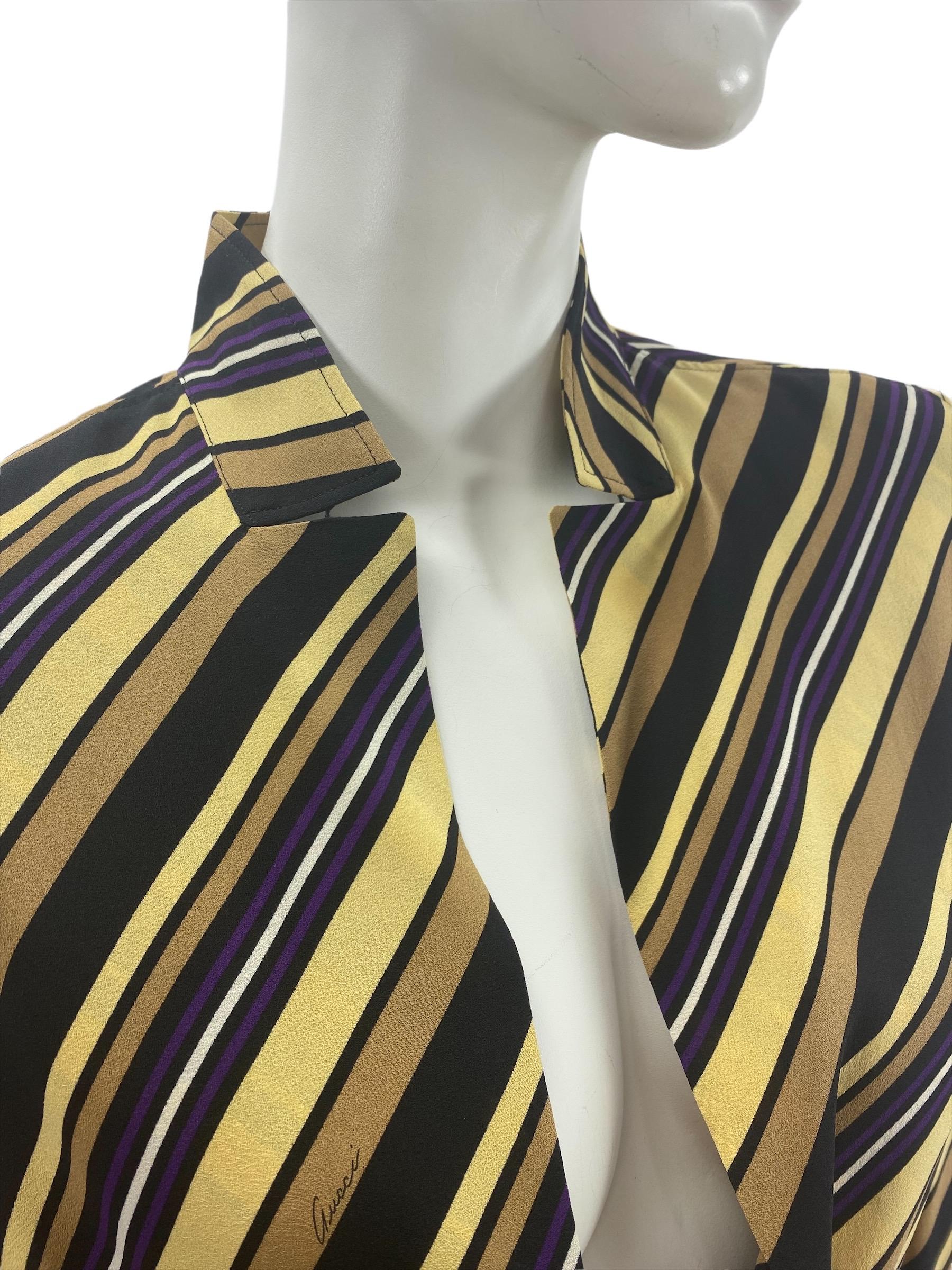  New Vintage Gucci 100% Seide Bluse Top
Collection'S 2006
Italienische Größe 44 (Übergröße) - US 8/10
100% Seide, ein Knopf auf der Vorderseite, Gucci-Logo, tiefer Rundhalsausschnitt.
Maße ca.: Länge - 27 Zoll, Brustumfang 38/39