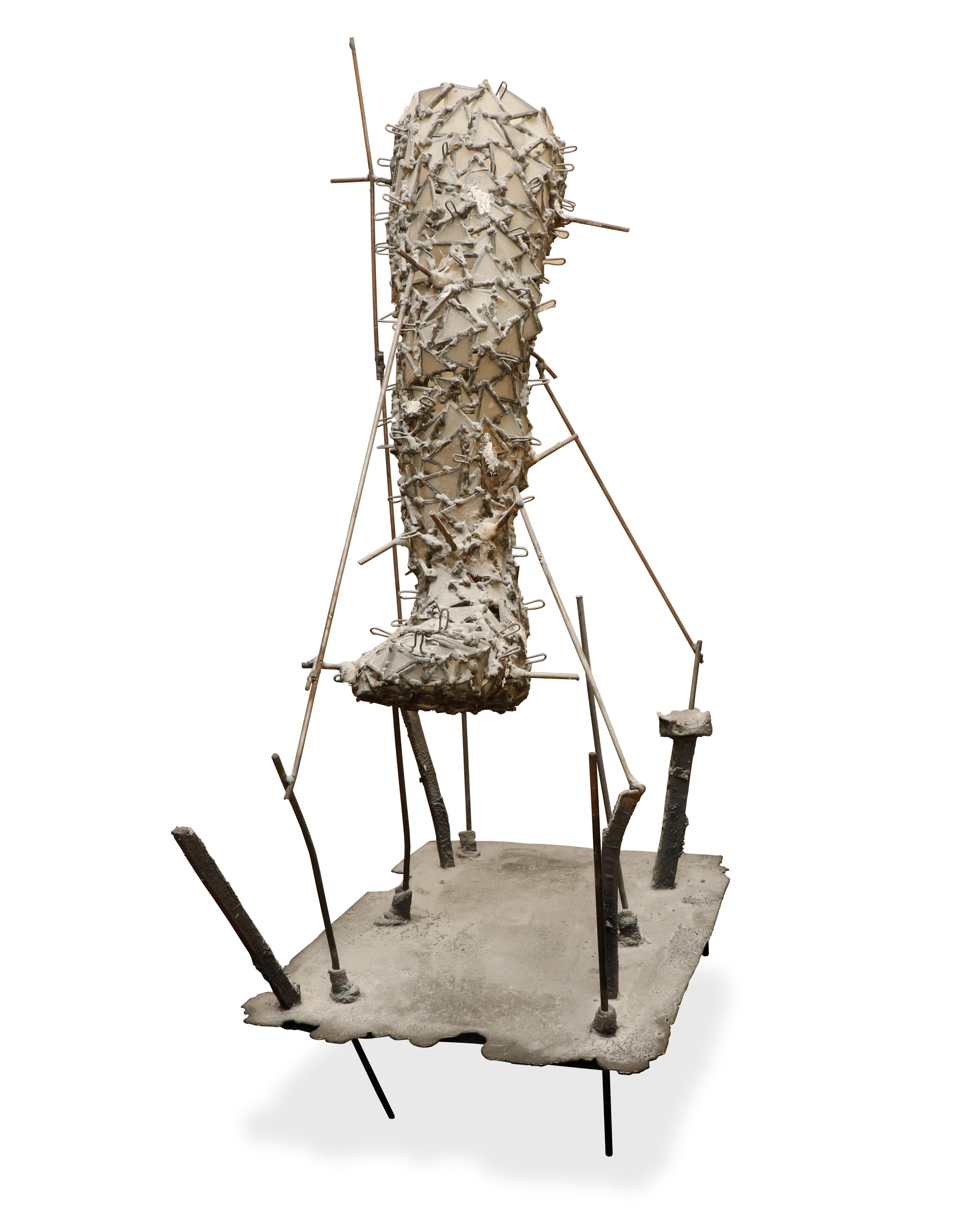 Xavier Mascaro Scultura di gambe in vetro dell'artista spagnolo Xavier Mascaro. Realizzata nel 2006 combinando materiali di vetro, ferro e peltro, questa scultura è un pezzo unico di una gamba su un supporto di metallo. L'artista è considerato un