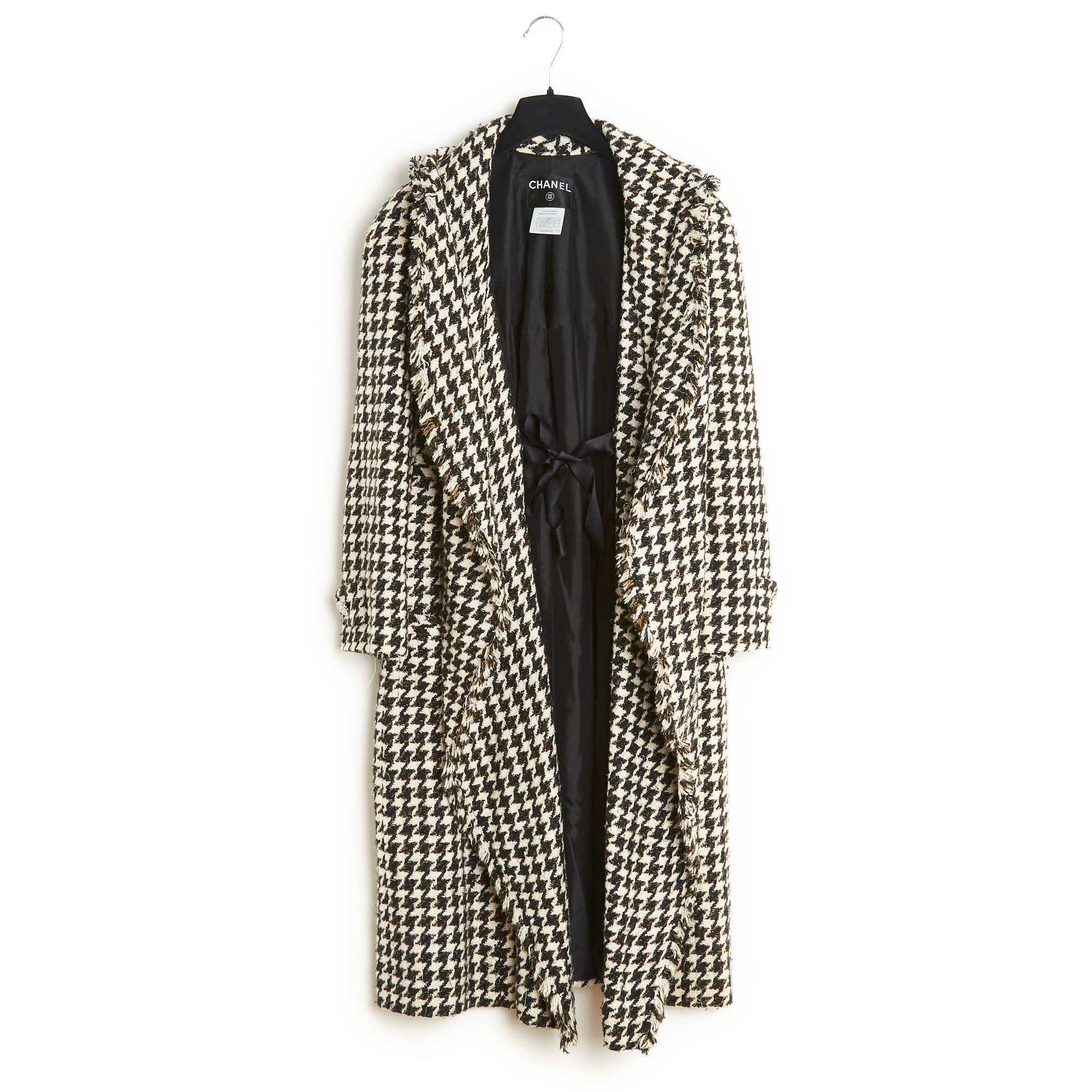 Chanel mid-length coat from SS2006 collection in silk tweed with houndstooth pattern enhanced with silver thread, straight, slightly flared shape, shawl collar closed with 2 ties to tie in front in black grosgrain, 4 patch pockets at the chest and