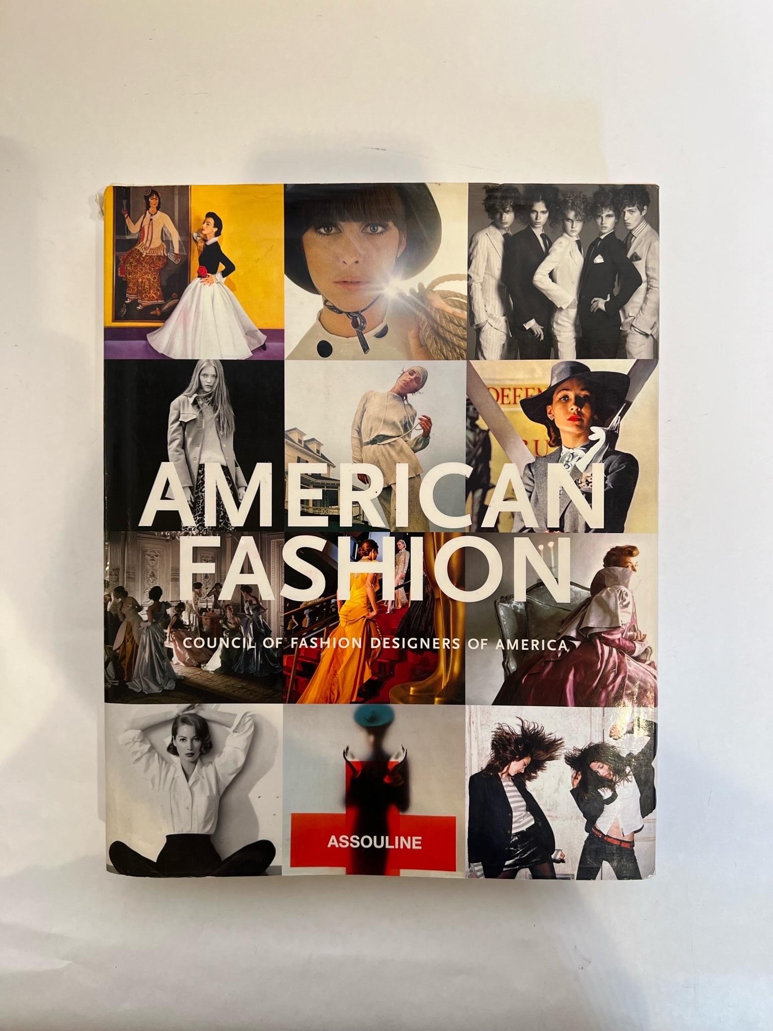 American Fashion Hardcover Coffee Table Book Assouline 2007.
American Fashion von ASSOULINE, veröffentlicht im Jahr 2007, ist ein umfassender und wunderschön illustrierter Überblick über die Geschichte der Mode in den Vereinigten