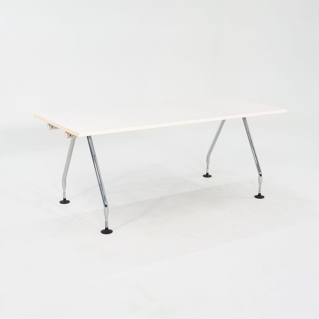 Dies ist ein Ad-Hoc-Schreibtisch, der 1994 von Antonio Citterio für Vitra entworfen wurde. Diese Exemplare stammen aus dem Jahr 2007. Das Design besteht aus einem polierten Aluminiumgussrahmen mit verstellbaren Beinen und einer schlichten weißen