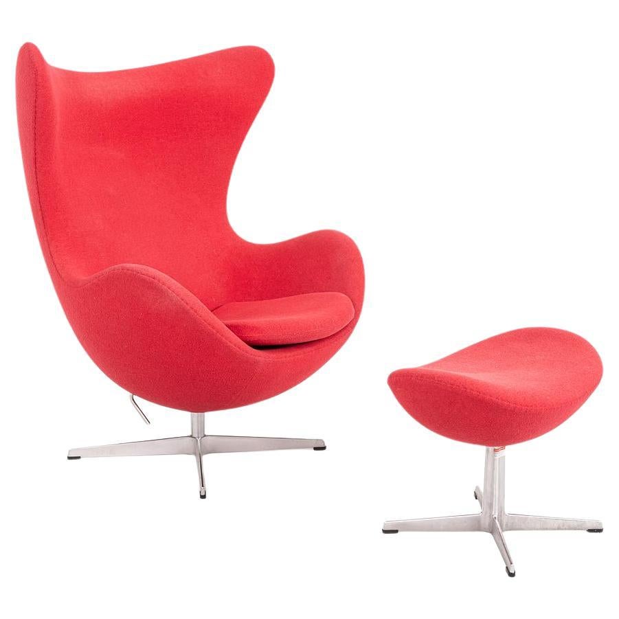 2007 Arne Jacobsen for Fritz Hansen Egg Chair with Ottoman in Red Fabric For Sale