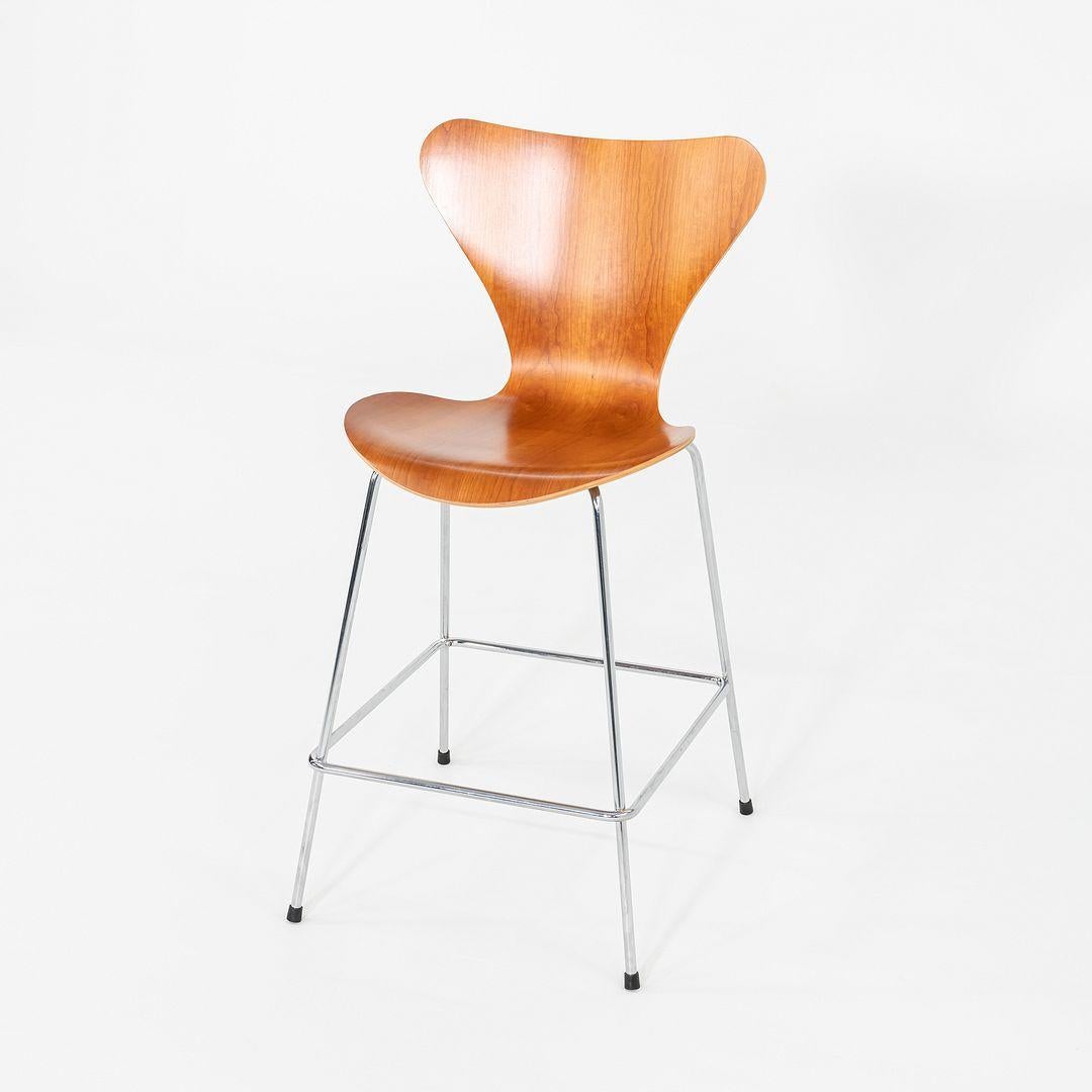 2007 Arne Jacobsen for Fritz Hansen Series 7 Counter Stools in Cherry For Sale 3