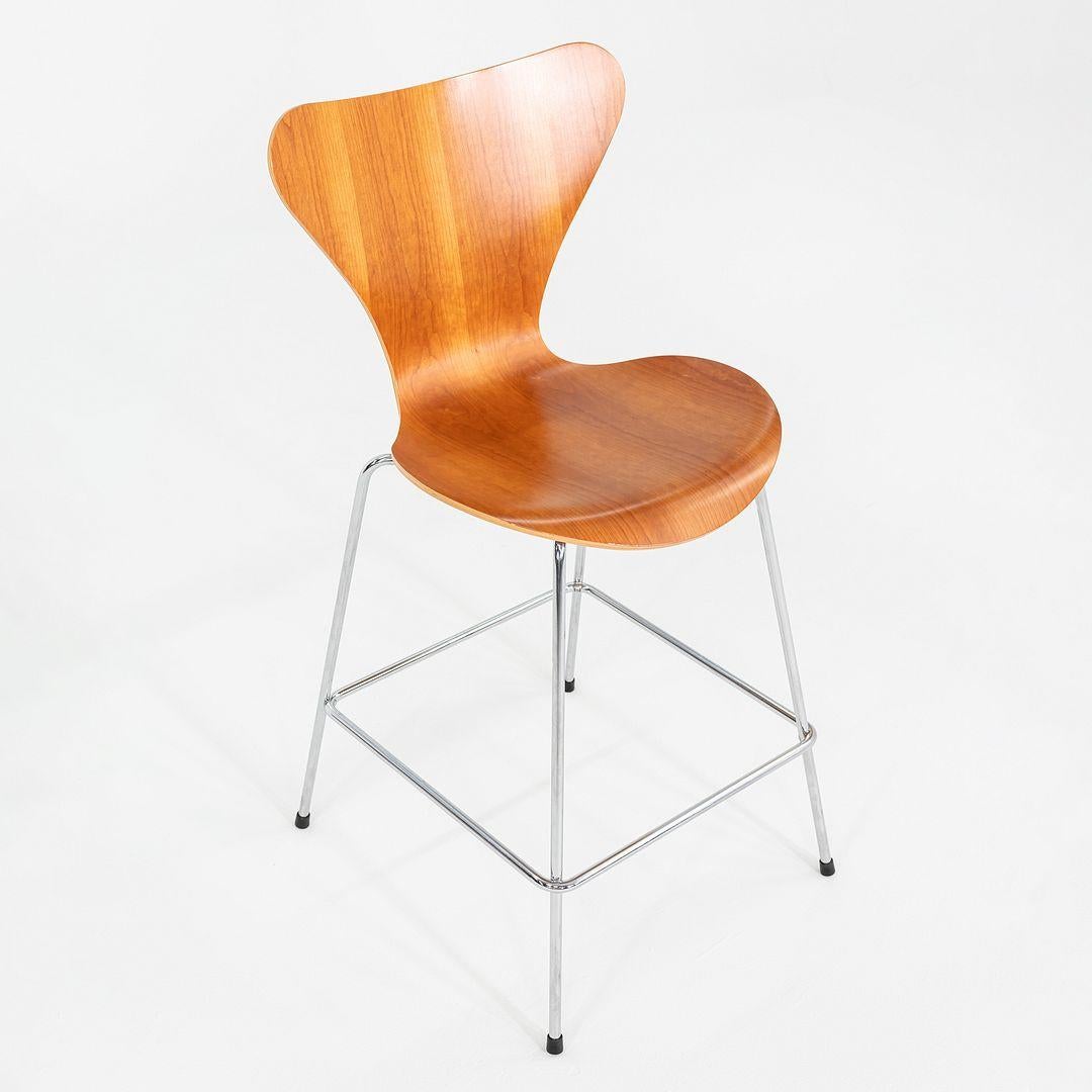 2007 Arne Jacobsen for Fritz Hansen Series 7 Counter Stools in Cherry In Excellent Condition For Sale In Philadelphia, PA