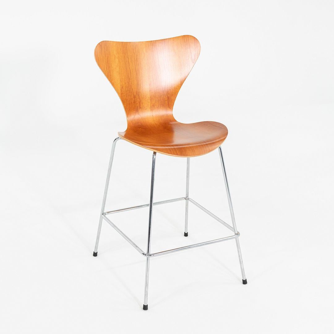 2007 Arne Jacobsen for Fritz Hansen Series 7 Counter Stools in Cherry For Sale 1