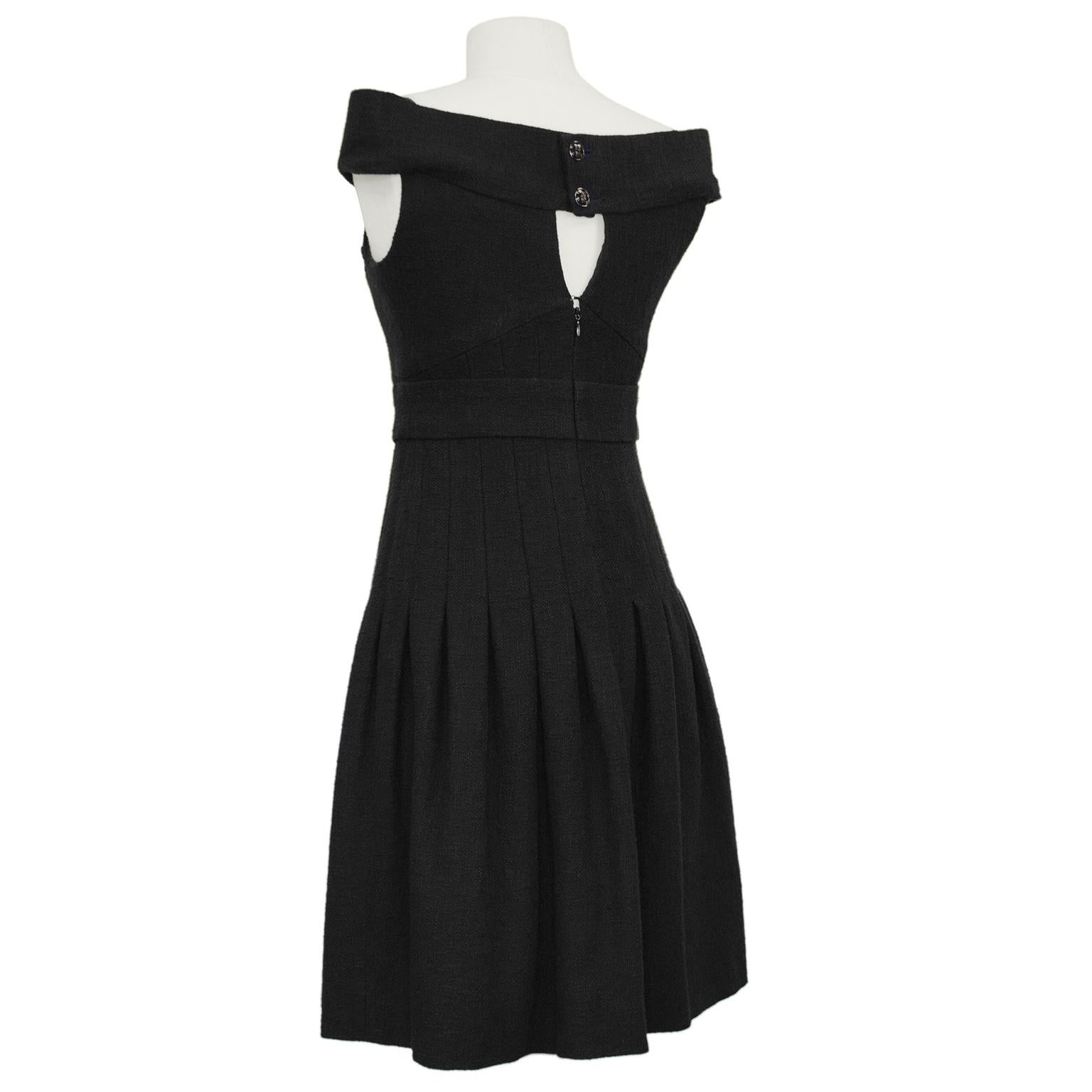 2007 Chanel Bouclé schulterfreies LBD (Schwarz) im Angebot