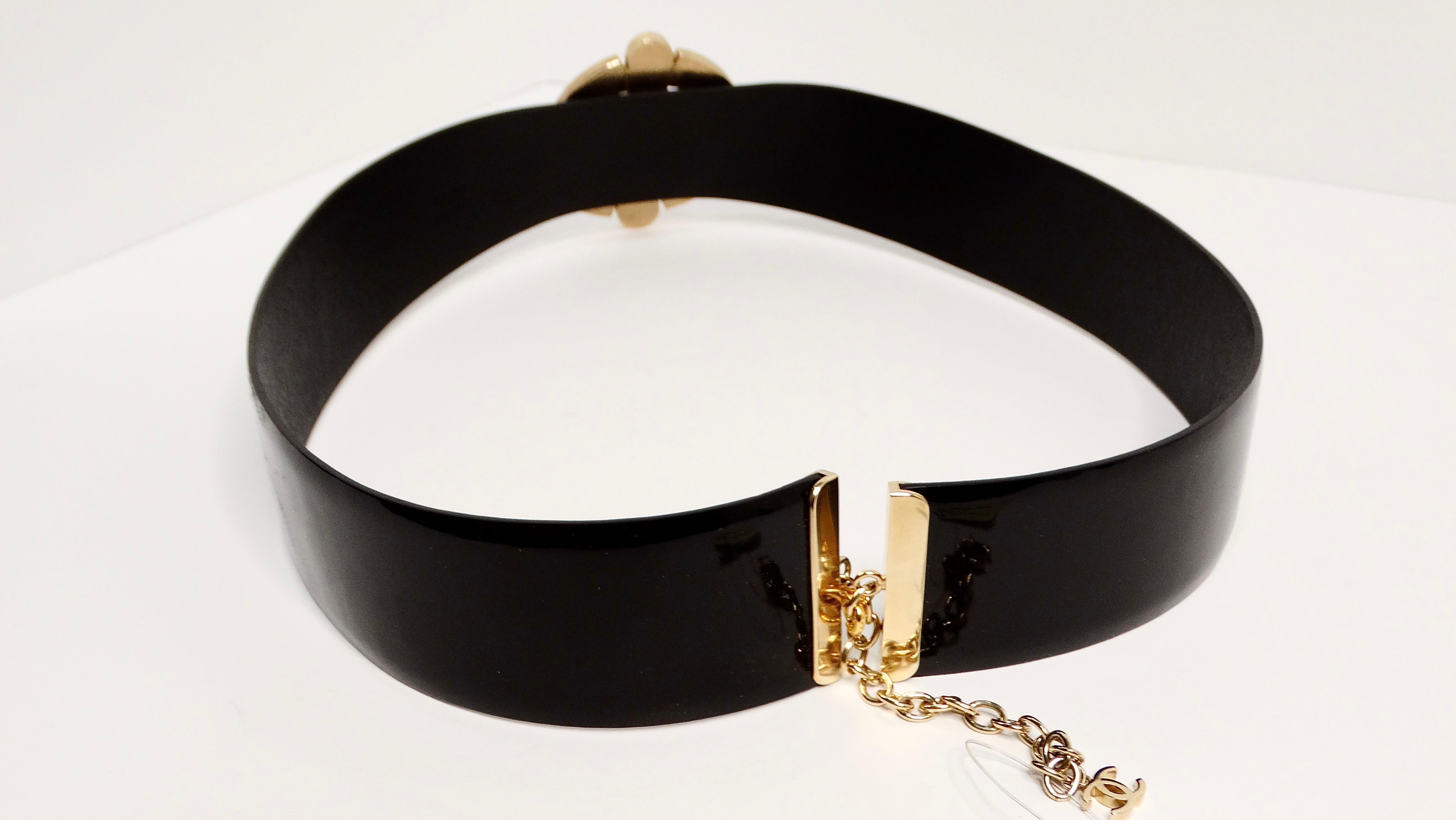 2007 Chanel Gripoix Medallion Patent Leather Belt with Pearl In Excellent Condition For Sale In Scottsdale, AZ