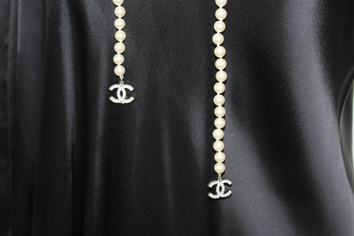 Wonderful and iconic Chanel pearl necklace
Year 2007
Long necklace
Faux pearls
Beaded double CC
Total length cm 135 (53.1 inches)
Never been used
With dustbag and original box
Never been used
Worldwide express shipping included in the price !