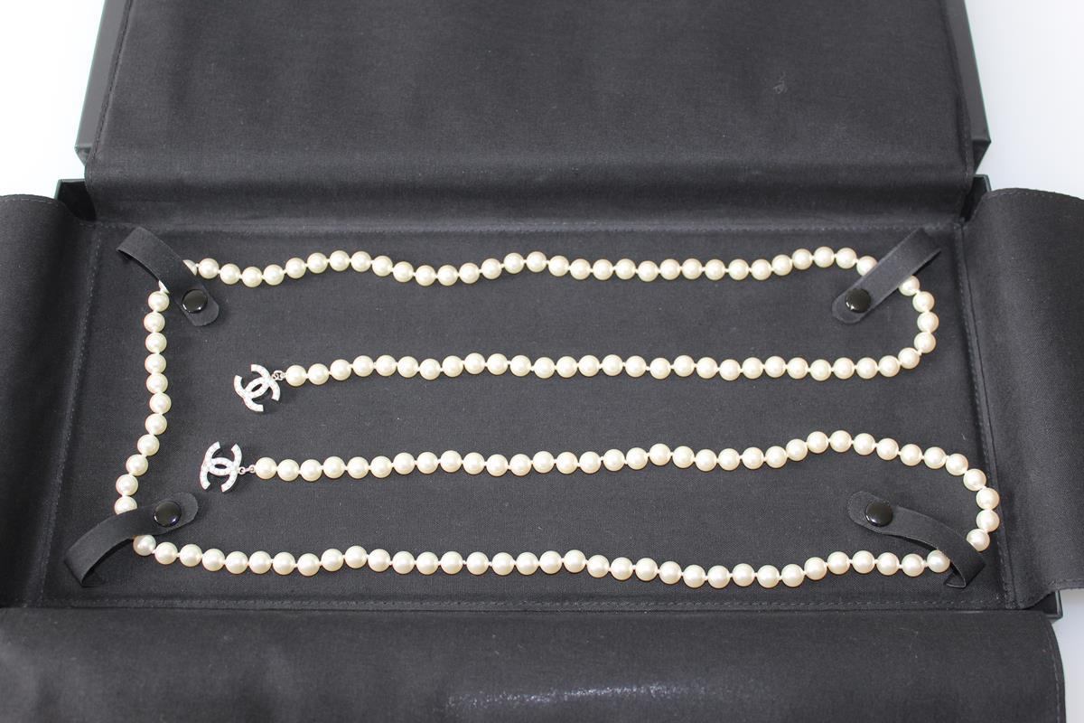 2007 Chanel Pearls Long Necklace In Excellent Condition In Gazzaniga (BG), IT