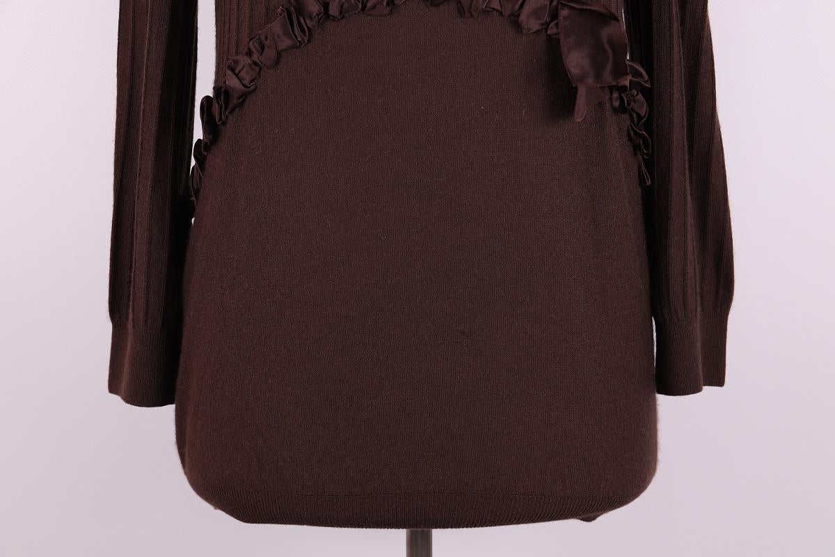 2007 Christian Dior Kaschmir-Pullover

Dies ist ein brauner Strickpullover mit V-Ausschnitt und Rüschen.
Größe F 40

Guter Zustand, mit einer kleinen Macke an der Vorderseite, siehe Foto 4
Die Seidenbänder haben an einigen Stellen kleine