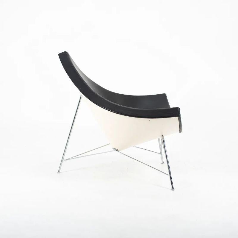 Dies ist ein einzelner Coconut Lounge Chair, entworfen von George Nelson. Dieser hübsche Loungesessel besteht aus einer geformten, verstärkten Kunststoffschale mit einem gepolsterten Sitz aus schwarzem Leder auf einem dreieckigen Gestell aus
