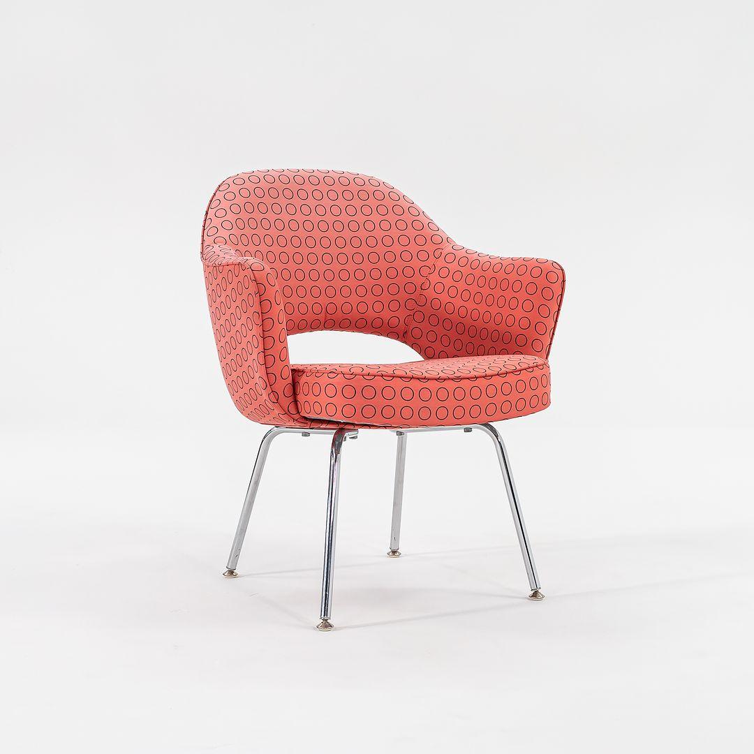 Es handelt sich um Saarinen Executive Chairs, Modell 71 APC, die 1950 von Eero Saarinen für Knoll entworfen wurden. Diese Exemplare stammen aus dem Jahr 2007. Der angegebene Preis beinhaltet einen Stuhl, und wir haben mehrere Stühle zum Kauf