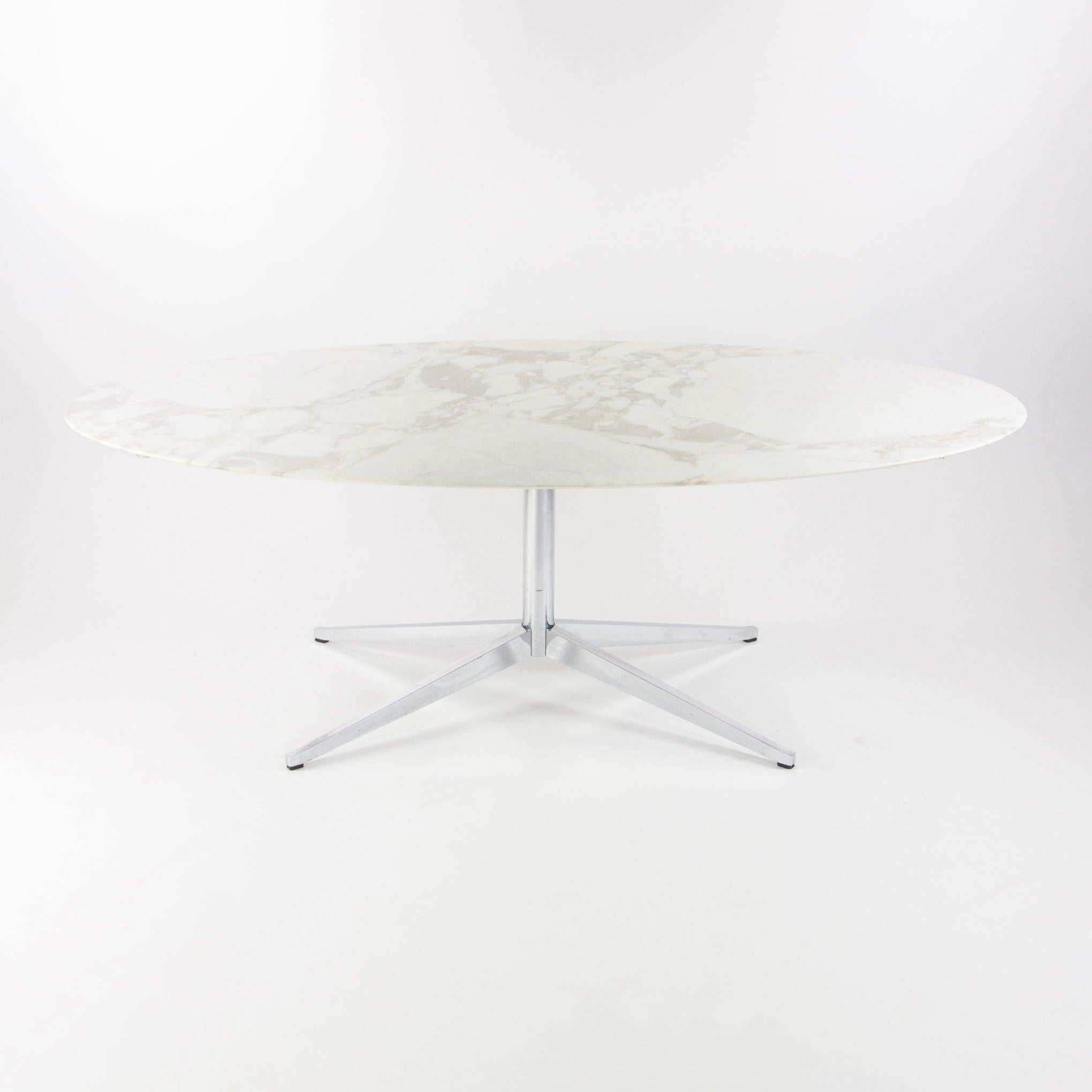 Il s'agit d'une table de salle à manger / table de conférence en marbre Florence Knoll, produite en 2007. La table a été produite par Condit international et est en très bon état. Le plateau présente une légère usure normale et a été utilisé comme