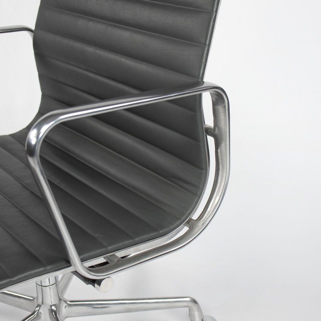 2007 Chaise de bureau de gestion du groupe en aluminium Eames d'Herman Miller en cuir gris. en vente 3