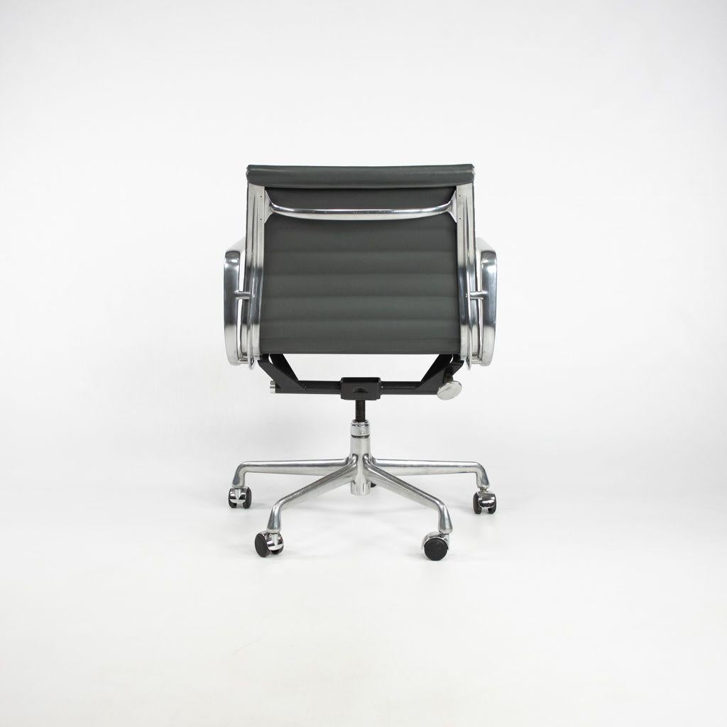 Il s'agit d'une chaise de bureau Eames Aluminum Group Management, modèle EA335, initialement conçue par Charles et Ray Eames pour Herman Miller en 1958. Ces exemples datent de 2007. Leur conception comprend un cadre en aluminium solide mais léger,