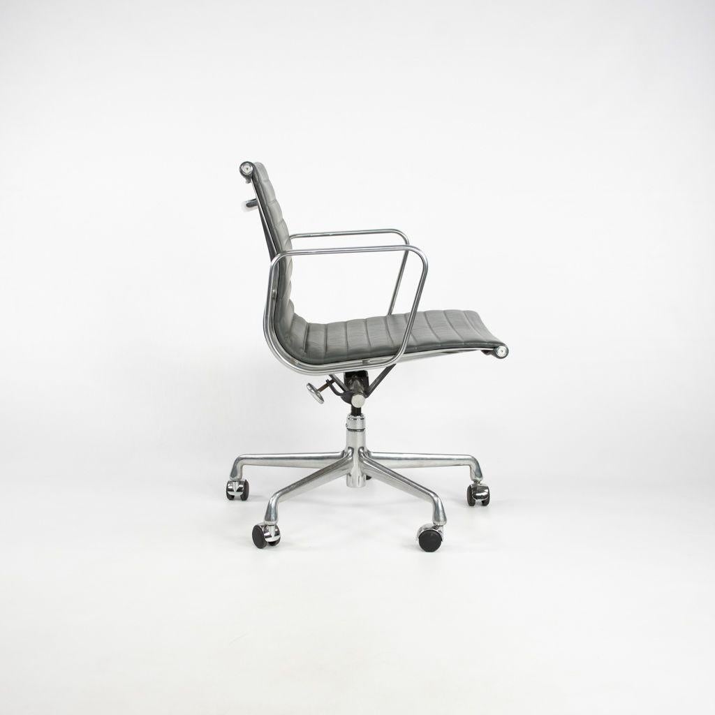 Moderne 2007 Chaise de bureau de gestion du groupe en aluminium Eames d'Herman Miller en cuir gris. en vente