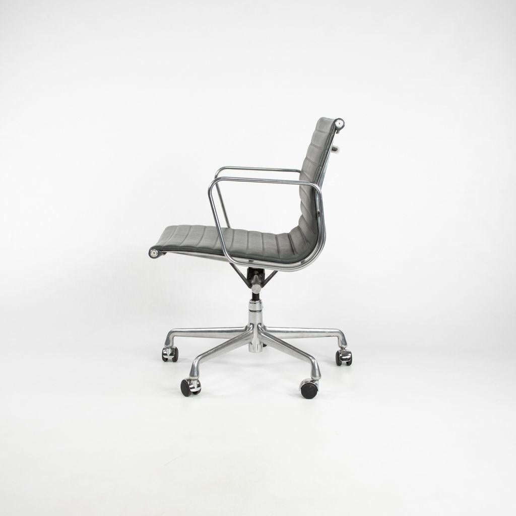 Américain 2007 Chaise de bureau de gestion du groupe en aluminium Eames d'Herman Miller en cuir gris. en vente