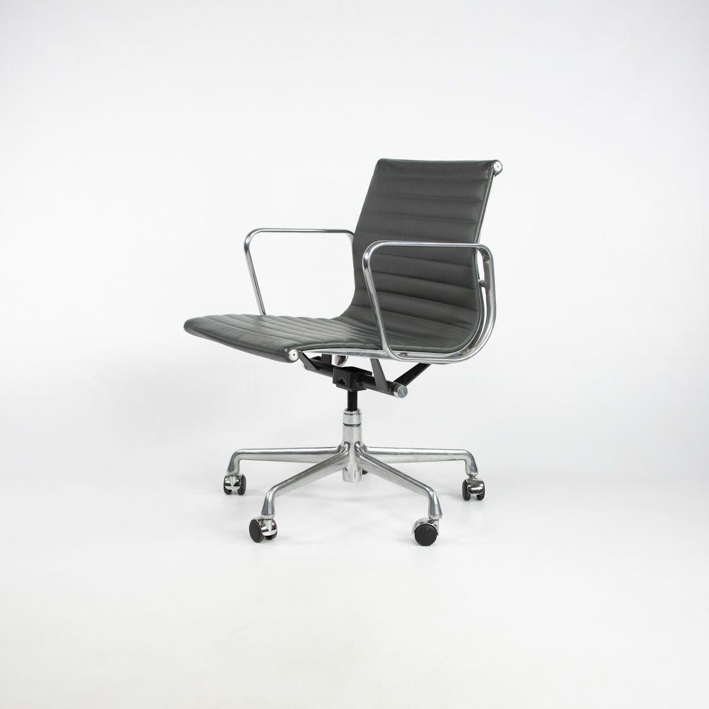 2007 Chaise de bureau de gestion du groupe en aluminium Eames d'Herman Miller en cuir gris. Bon état - En vente à Philadelphia, PA