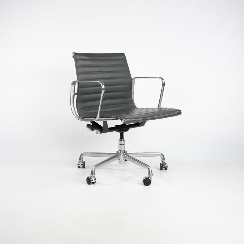 XXIe siècle et contemporain 2007 Chaise de bureau de gestion du groupe en aluminium Eames d'Herman Miller en cuir gris. en vente