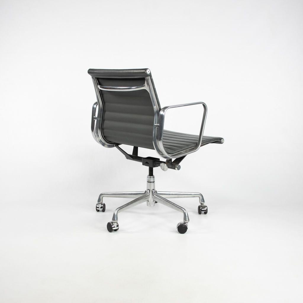 Cuir 2007 Chaise de bureau de gestion du groupe en aluminium Eames d'Herman Miller en cuir gris. en vente