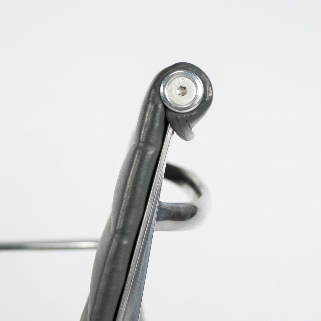 2007 Chaise de bureau de gestion du groupe en aluminium Eames d'Herman Miller en cuir gris. en vente 2