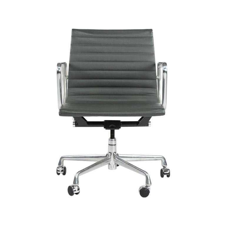 2007 Herman Miller Eames Aluminum Group Management Schreibtischstuhl in grauem Leder