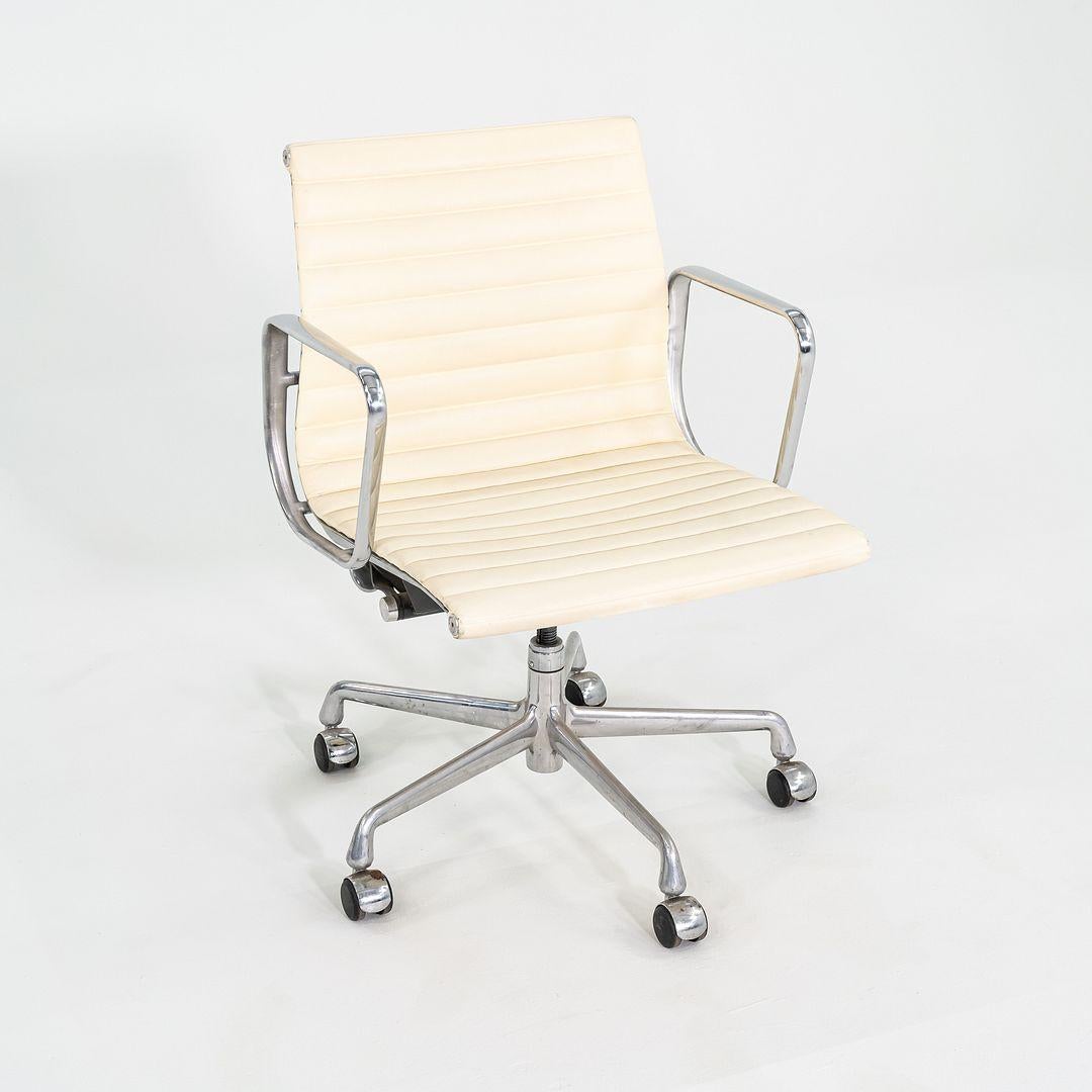 2007 Herman Miller Eames Aluminium Group Management-Schreibtischstuhl aus elfenbeinfarbenem Leder im Angebot 4