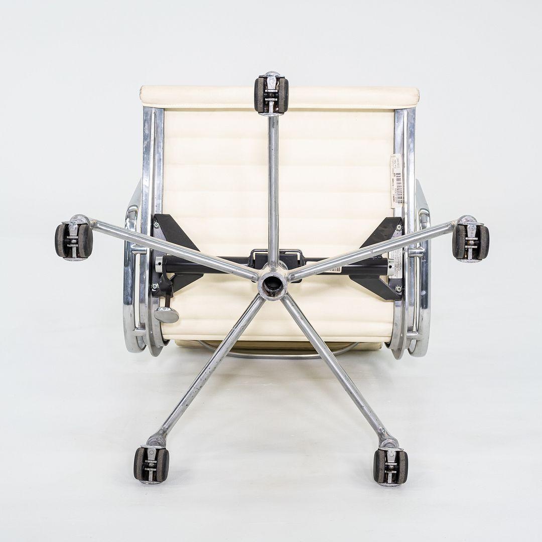 2007 Herman Miller Eames Aluminium Group Management-Schreibtischstuhl aus elfenbeinfarbenem Leder im Angebot 5