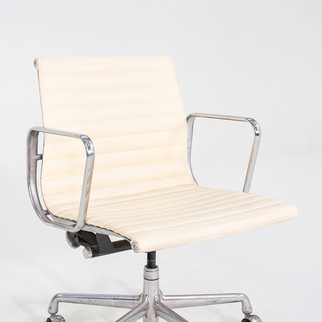 Dies sind die Eames Aluminum Group Management Chairs, Modell EA335, die ursprünglich von Ray und Charles Eames für Herman Miller im Jahr 1958 entworfen wurden. Diese Exemplare wurden im Jahr 2007 hergestellt. Ihr Design zeichnet sich durch ein
