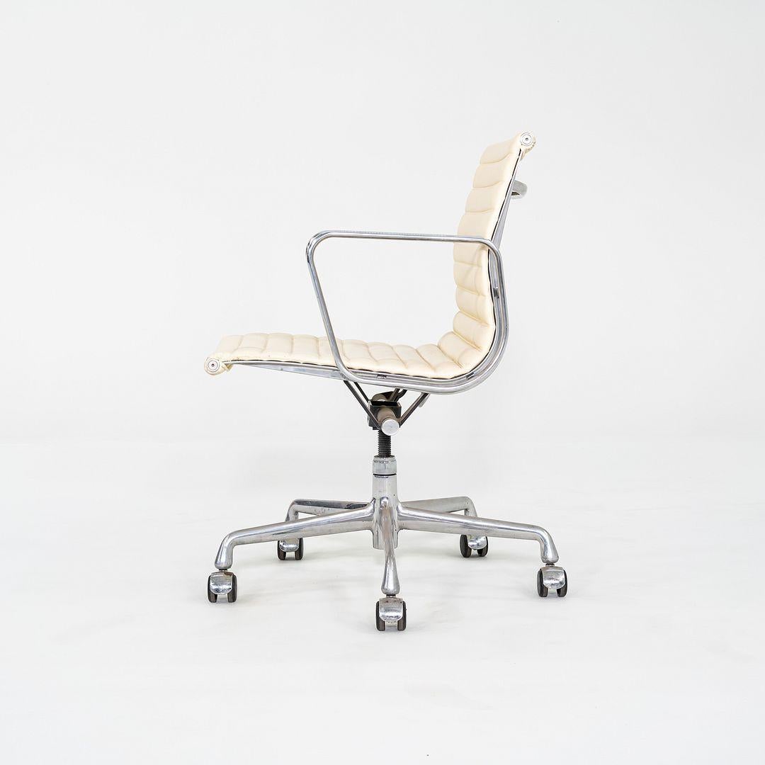 2007 Herman Miller Eames Aluminium Group Management-Schreibtischstuhl aus elfenbeinfarbenem Leder (Moderne) im Angebot