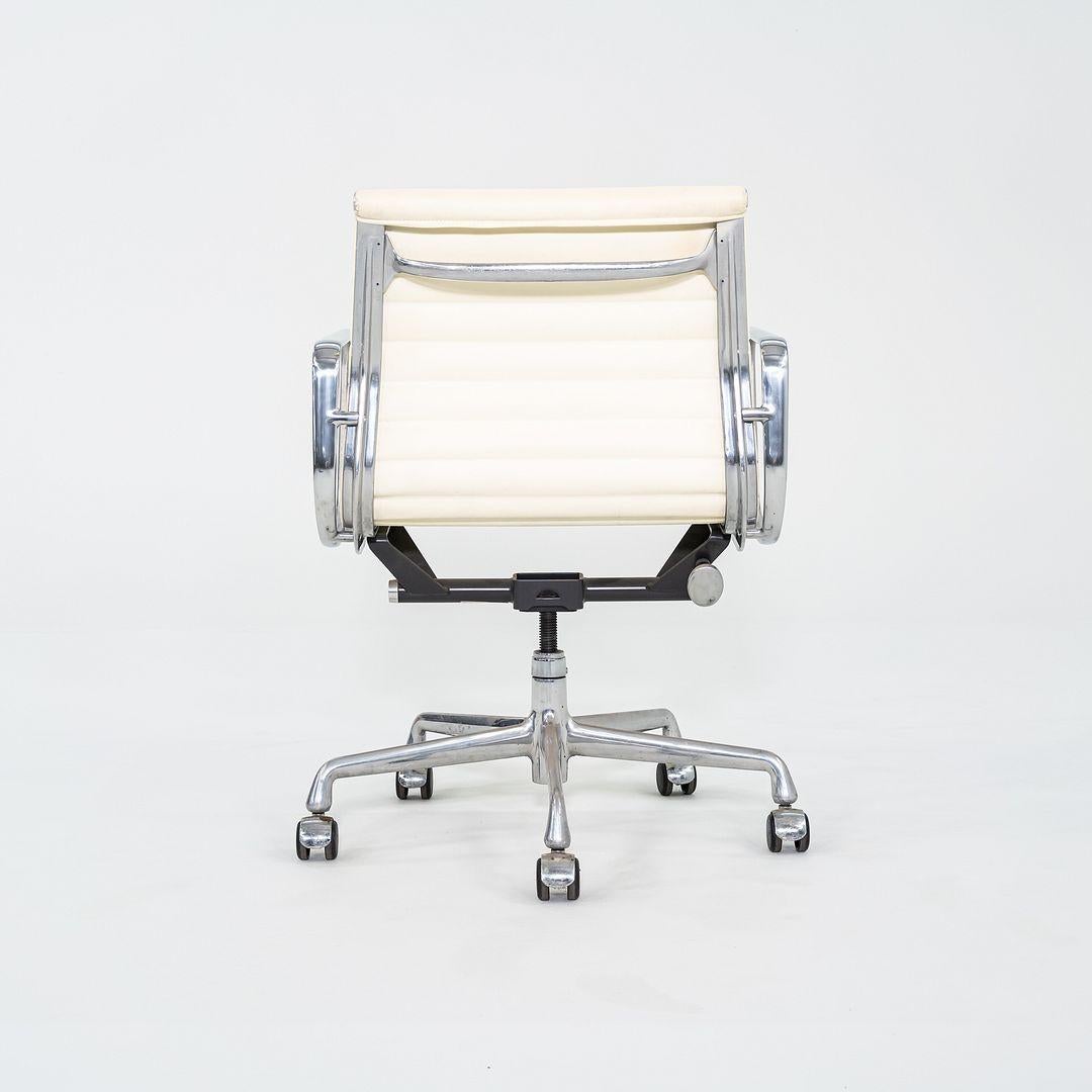 2007 Herman Miller Eames Aluminium Group Management-Schreibtischstuhl aus elfenbeinfarbenem Leder (amerikanisch) im Angebot