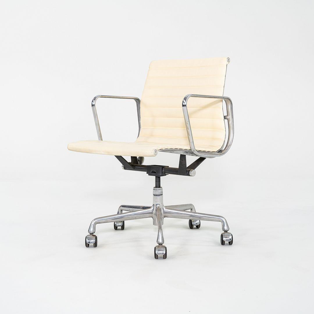 2007 Herman Miller Eames Aluminium Group Management-Schreibtischstuhl aus elfenbeinfarbenem Leder im Zustand „Gut“ im Angebot in Philadelphia, PA