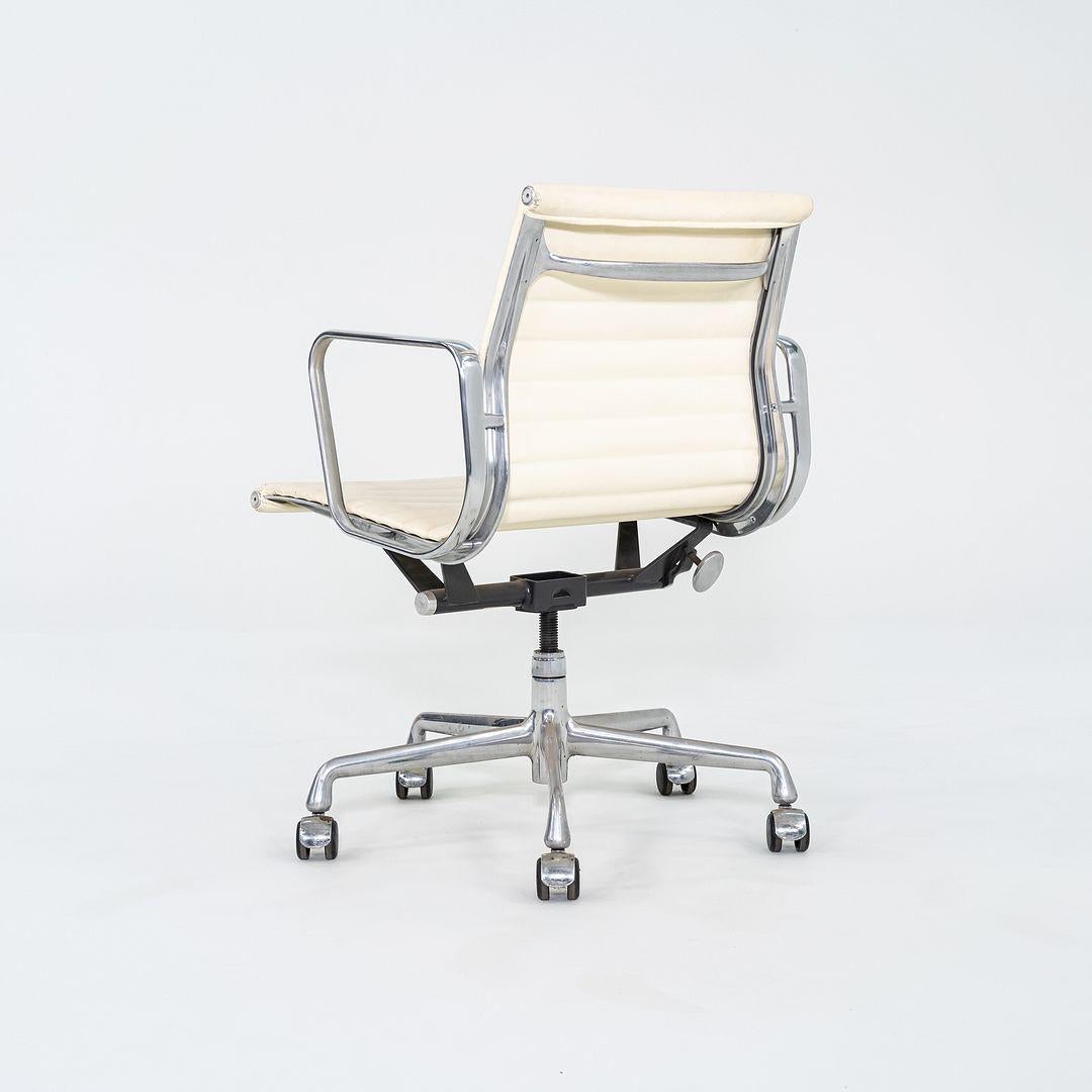 2007 Herman Miller Eames Aluminium Group Management-Schreibtischstuhl aus elfenbeinfarbenem Leder (21. Jahrhundert und zeitgenössisch) im Angebot