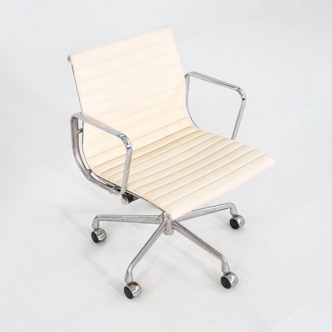 2007 Herman Miller Eames Aluminium Group Management-Schreibtischstuhl aus elfenbeinfarbenem Leder im Angebot 1